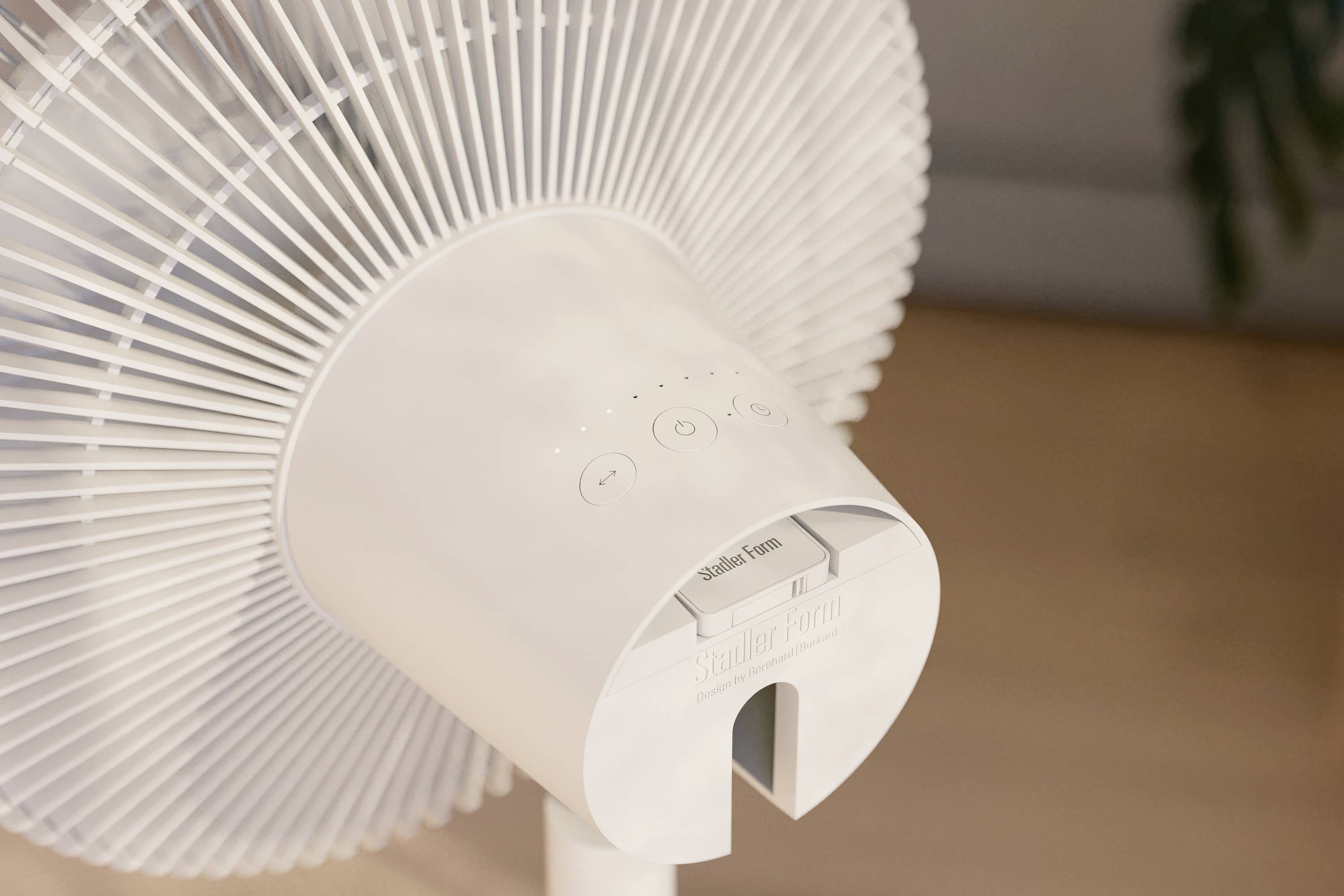 Stadler Form Finn mobile Akku-Ventilator Weiß mit Akku, mit Fernbedienung, Timer, Höhenverstellbar