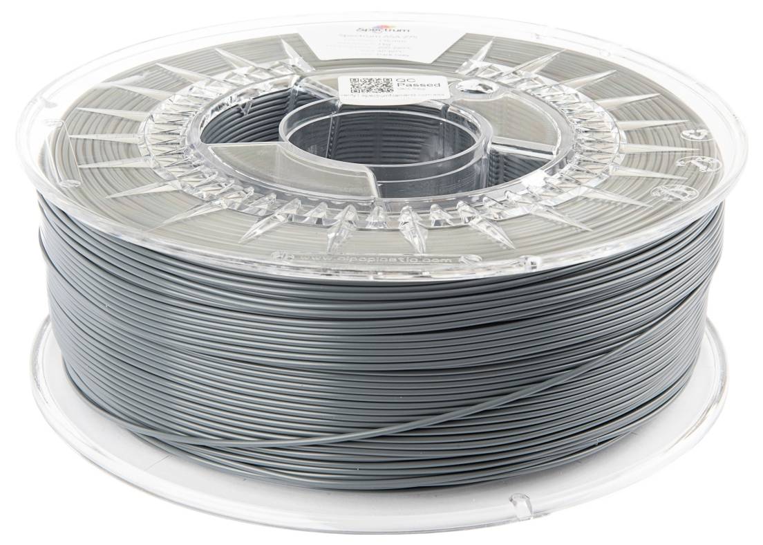 Eine Rolle mit grauem 3D-Druckerfilament, ordentlich aufgewickelt, liegt auf einer transparenten Spule.