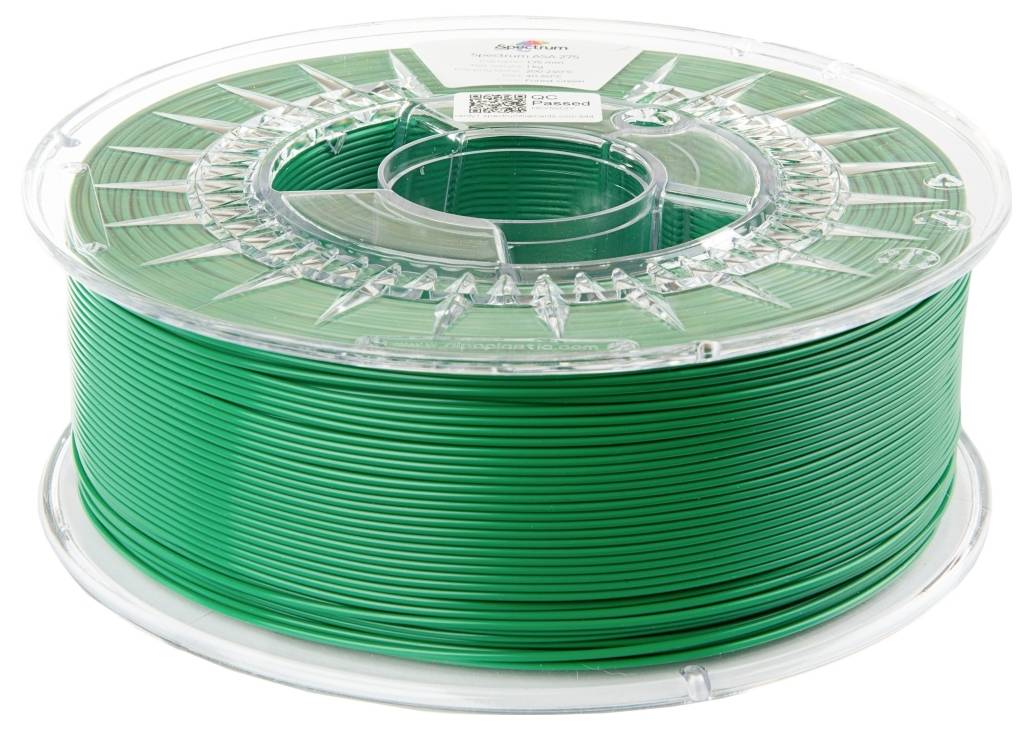 Eine Spule mit grünem 3D-Druckerfilament, in transparenter Kunststoffverpackung, auf einem weißen Hintergrund.