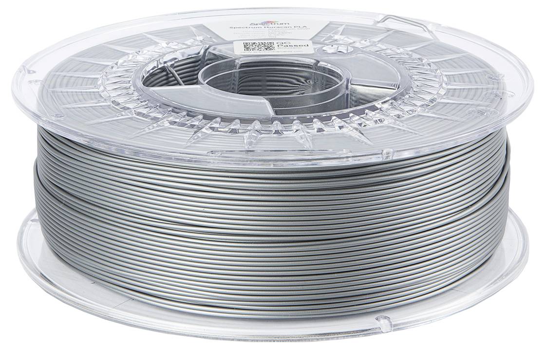 Eine transparente Spule mit silbernem 3D-Druckfilament, ordentlich aufgewickelt, auf einem weißen Hintergrund.