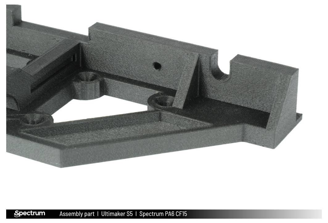 Ein Fertigungsteil für den Ultimaker S5 aus Spectrum PA6 CF15, präsentiert auf weißem Hintergrund.
