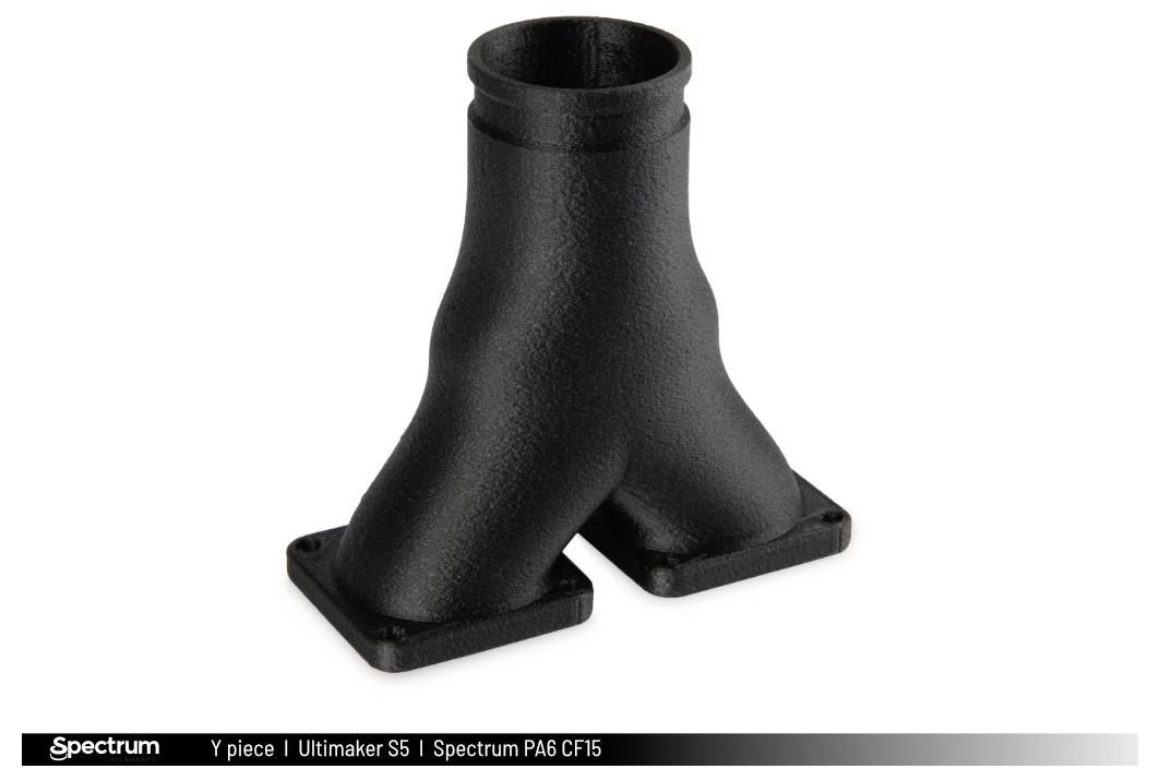 Schwarzes 3D-gedrucktes Teil neben einem Stahllineal mit Zentimeter-Markierungen, zeigt Maßstab und Größe des Teils.