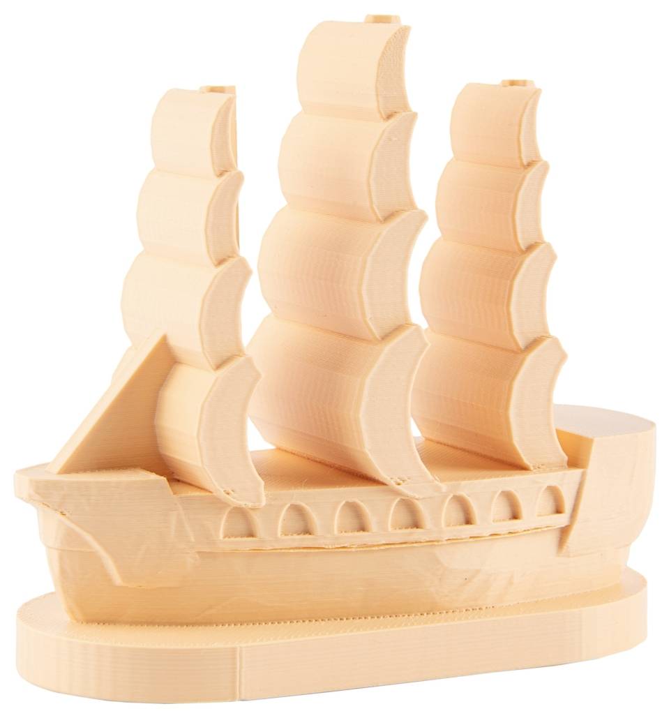 Ein 3D-gedrucktes Modell eines Segelschiffs mit vier großen Segeln, in einer einheitlichen cremefarbenen Tönung, auf einem Sockel.