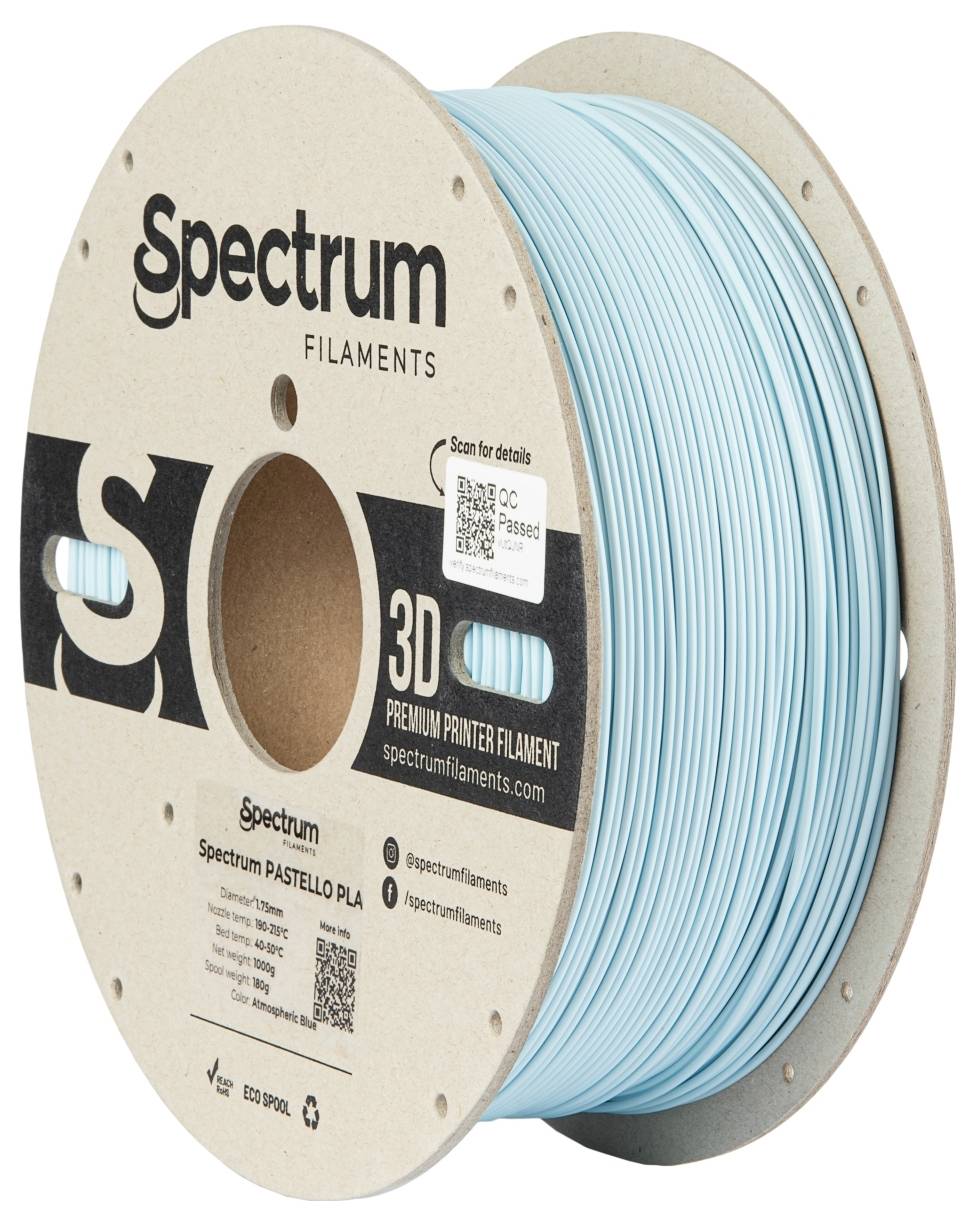 Spule mit hellblauem 3D-Druckerfilament von Spectrum Filaments, gekennzeichnet als 'Spectrum PASTELLO PLA'.