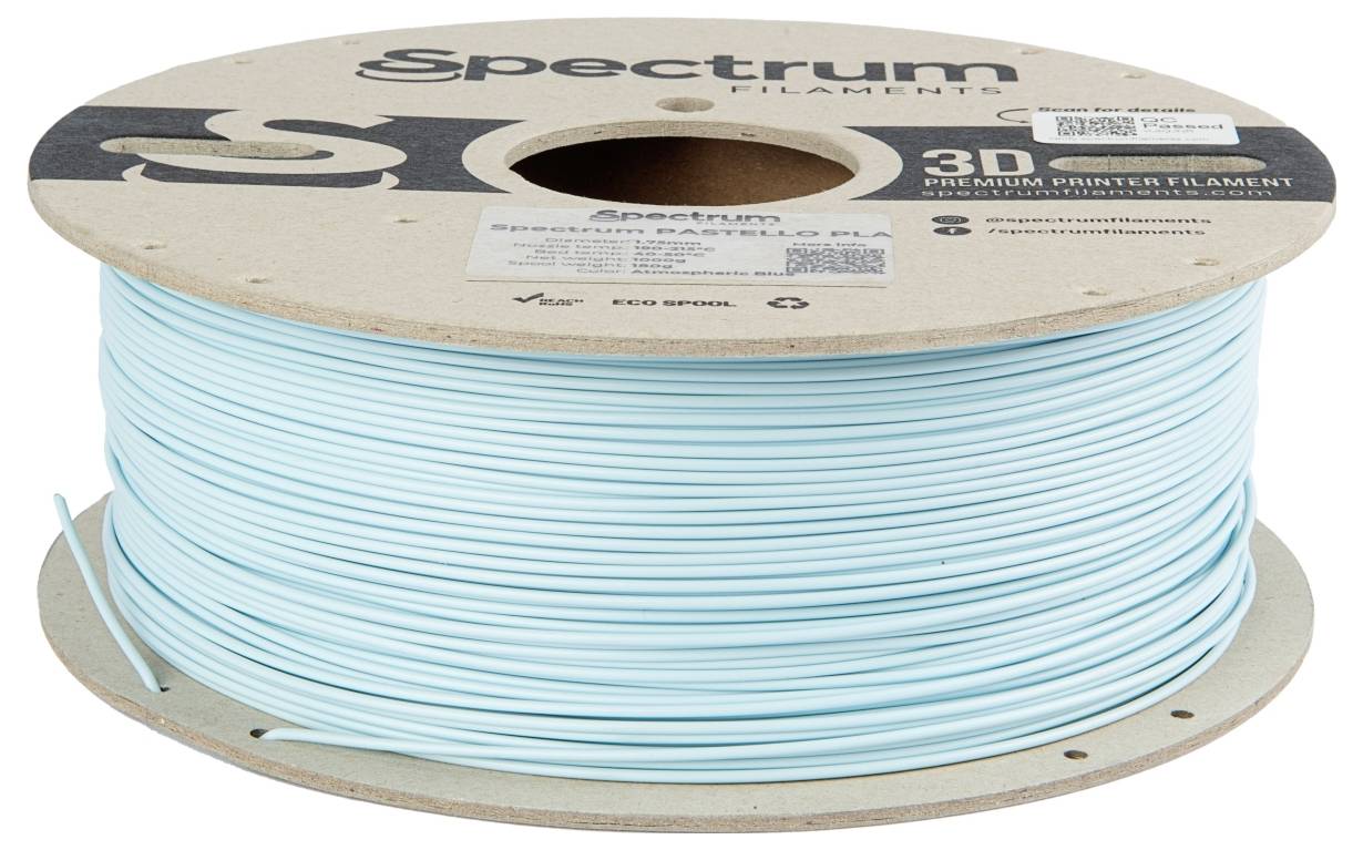 Spule mit hellblauem 3D-Drucker-Filament der Marke 'Spectrum' auf einer Kartonrolle.