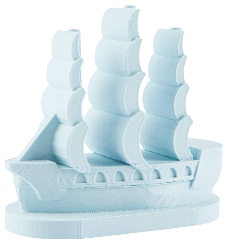 Ein hellblaues Modell eines Segelschiffs mit drei großen Segeln auf jedem der drei Masten, gefertigt aus einem glatten Material.