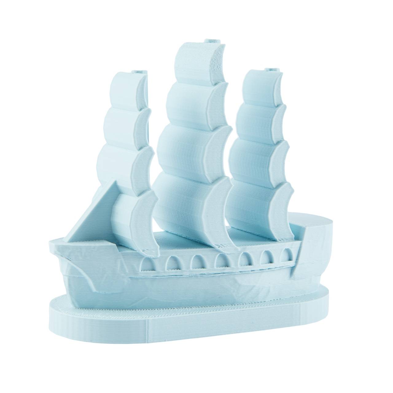 Ein hellblaues 3D-gedrucktes Modell eines Segelschiffs mit drei Masten und detaillierten Segeln auf einem ovalen Sockel.