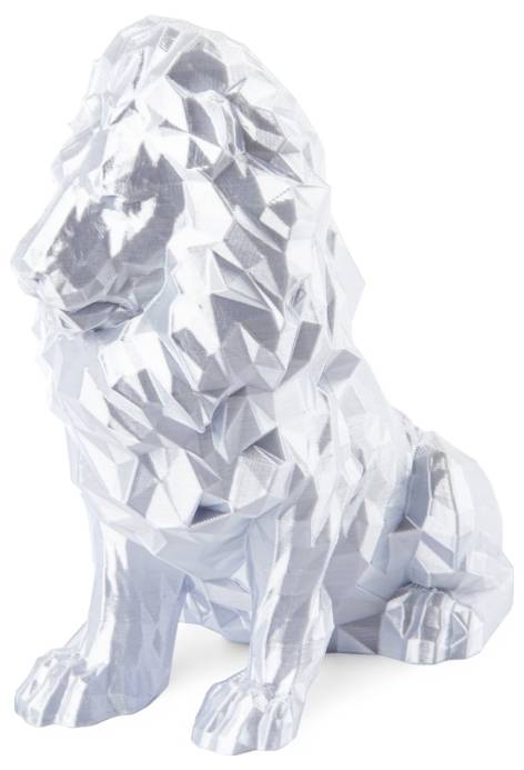 Abstrakte Skulptur eines sitzenden Löwen aus silberglänzendem facettiertem Material, wirkt modern und stilisiert.