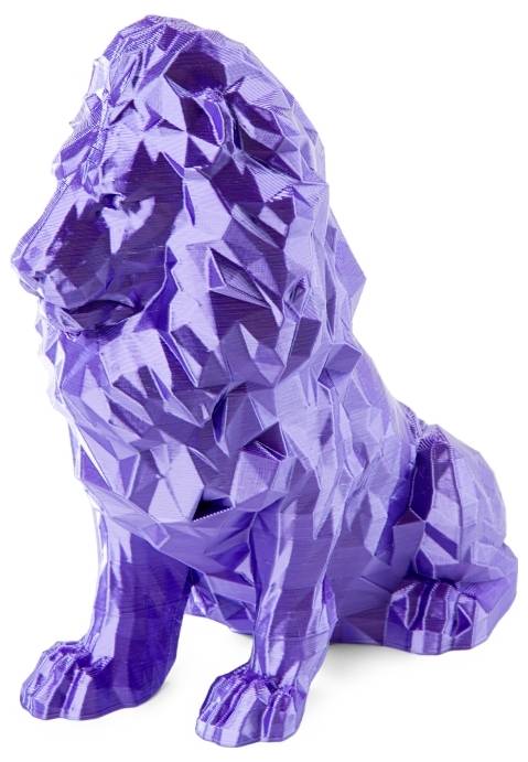 Eine lila, facettierte Löwenstatue in sitzender Haltung, mit geometrisch gestalteter Oberfläche.