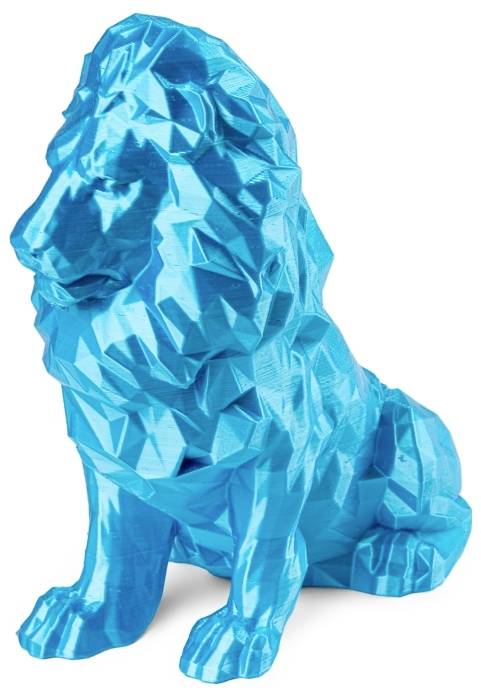 Blauer, facettierter Löwe aus Plastik im kunstvollen, geometrischen Stil sitzend, auf weißem Hintergrund.