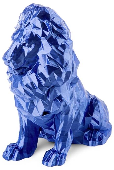 Ein blauer, geometrisch geformter Löwe aus einem glatten Material sitzt mit aufrechtem Kopf.