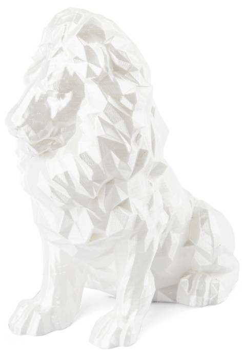 Weiße, facettierte Löwenstatue im Sitzen, wirkt modern und stilisiert.