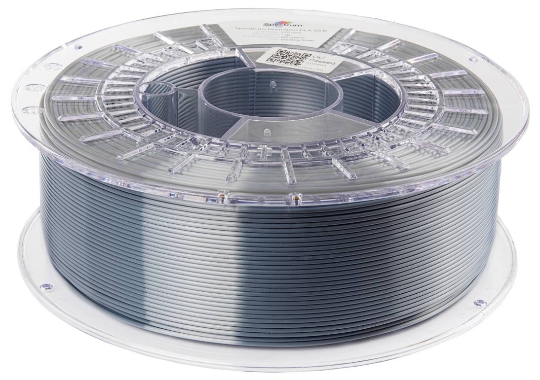 Eine durchsichtige Spule mit grauem 3D-Druckfilament aus Kunststoff, auf der ein Herstelleraufkleber und ein QR-Code sichtbar sind.