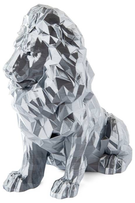 Statuette eines polygonalen Löwen aus silberfarbenem Material, mit facettierter Oberfläche, sitzend, Stilisiert und modern.