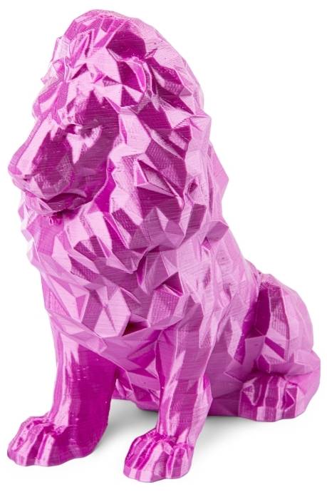 Eine skulpturale Darstellung eines Löwen in geometrischem Design und leuchtendem Pink, sitzend mit erhobenem Kopf, auf weißem Hintergrund.