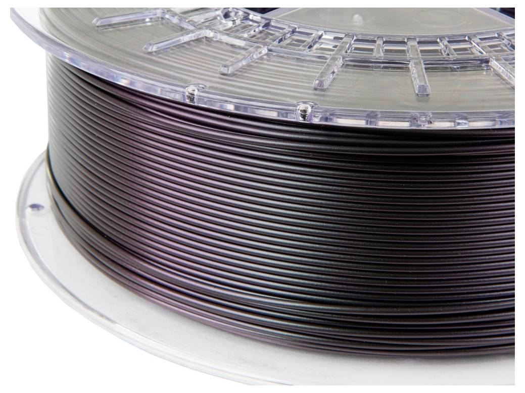 Eine Rolle mit schwarzem, glänzendem Filament für 3D-Drucker, gewickelt auf einer durchsichtigen Kunststoffspule.