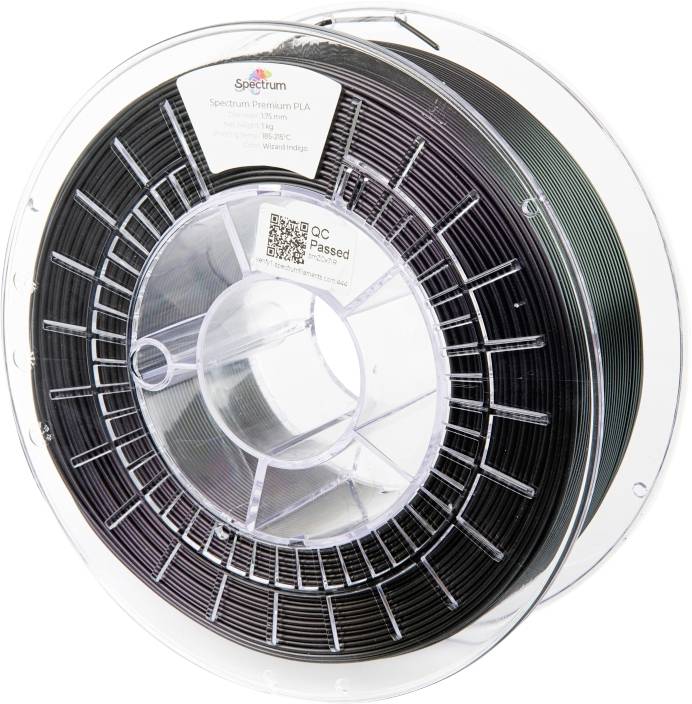 Eine Spule mit schwarzem 3D-Drucker-Filament der Marke Spectrum Premium PLA. Vorderseite zeigt Aufkleber und QR-Code.