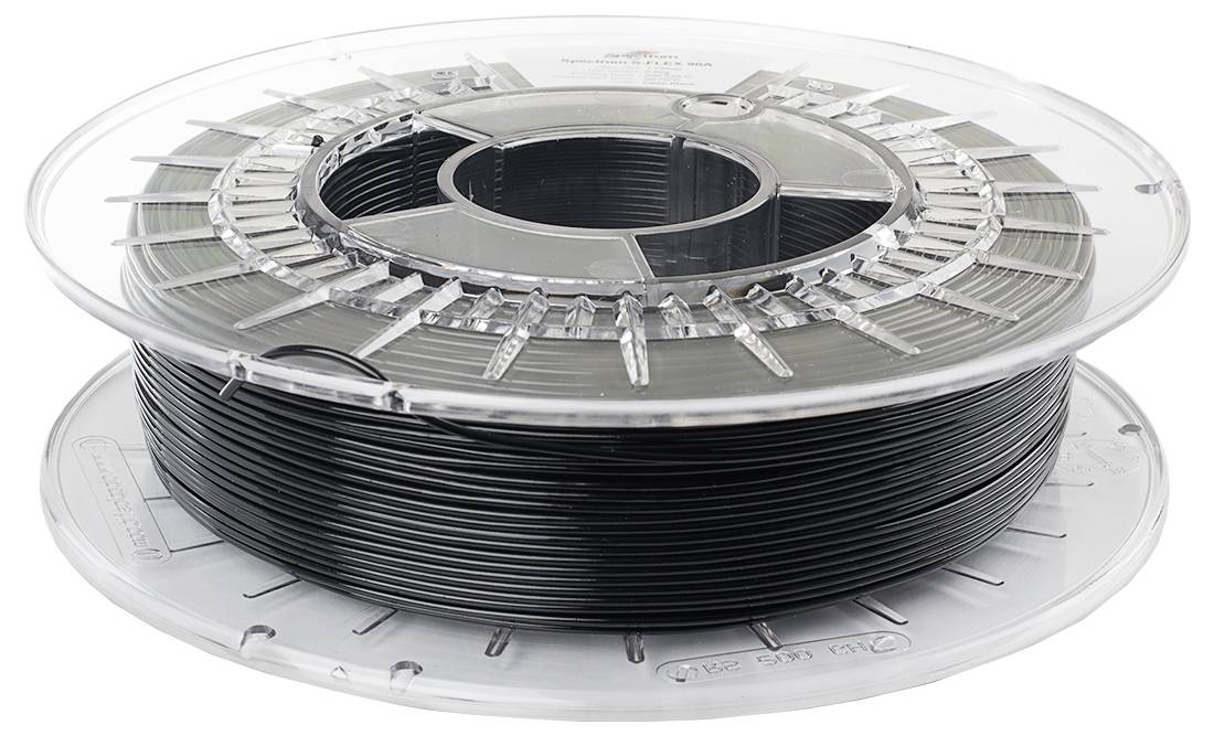 Eine schwarze Spule mit 3D-Drucker-Filament, aufgewickelt in einer transparenten Plastikverpackung auf einer ebenen Fläche.