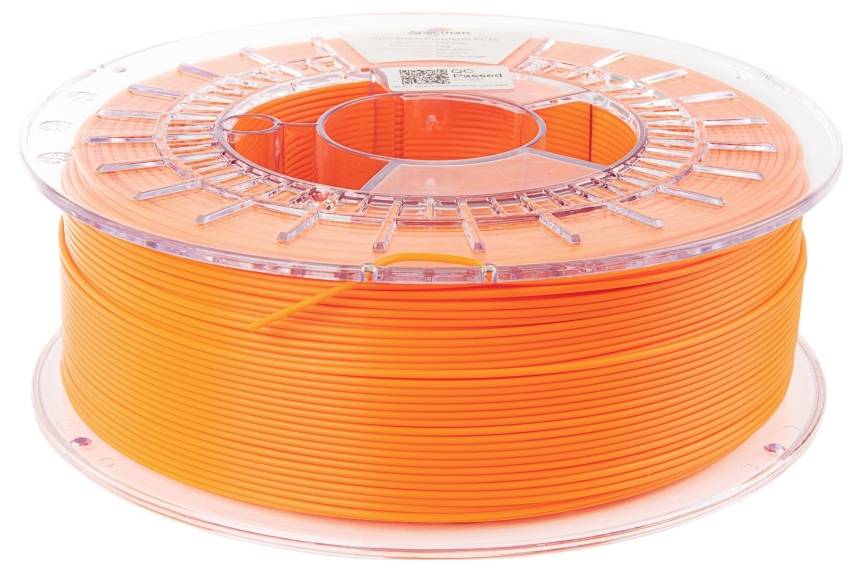 Eine Rolle orangefarbenes 3D-Druckerfilament mit transparentem Spulenkern, auf einem Tisch liegend.
