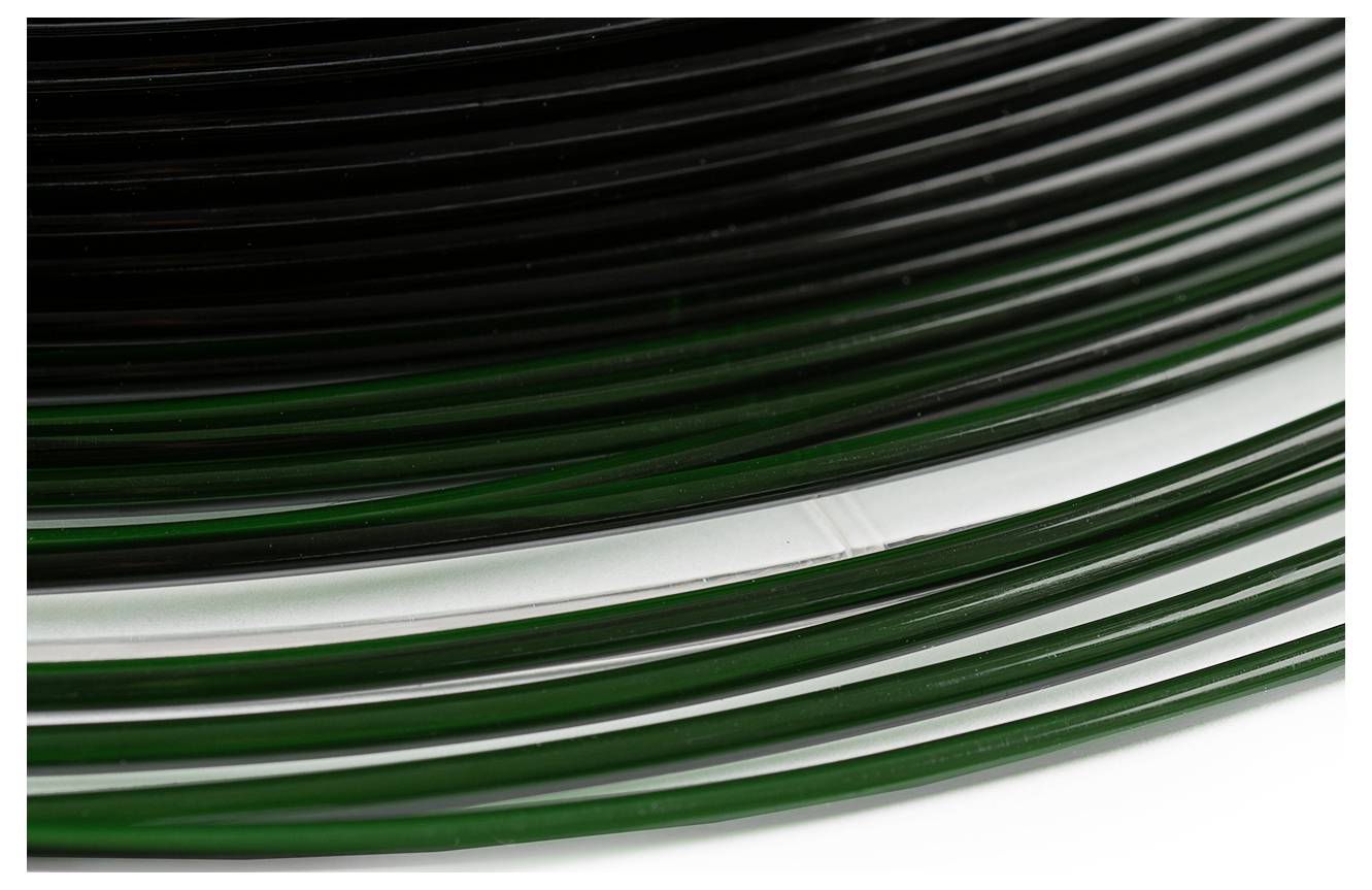 Nahaufnahme von dunkelgrünen und schwarzen Kabeln, die nebeneinander aufgerollt sind.