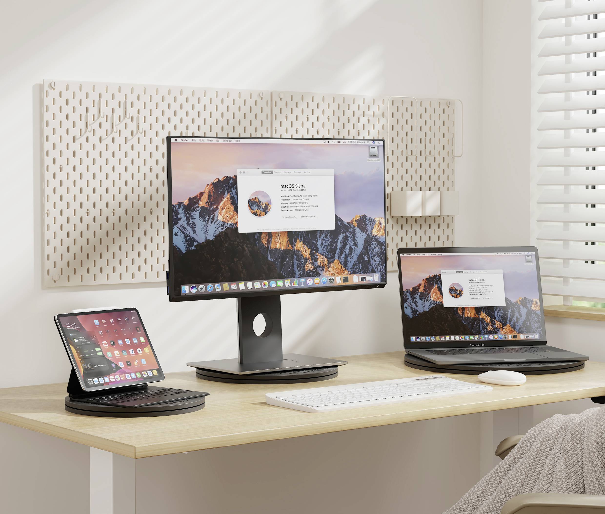 Ein aufgeräumter Schreibtisch mit einem Monitor, Laptop und Tablet, die alle dieselbe Anwendung anzeigen, umgeben von Tageslicht.