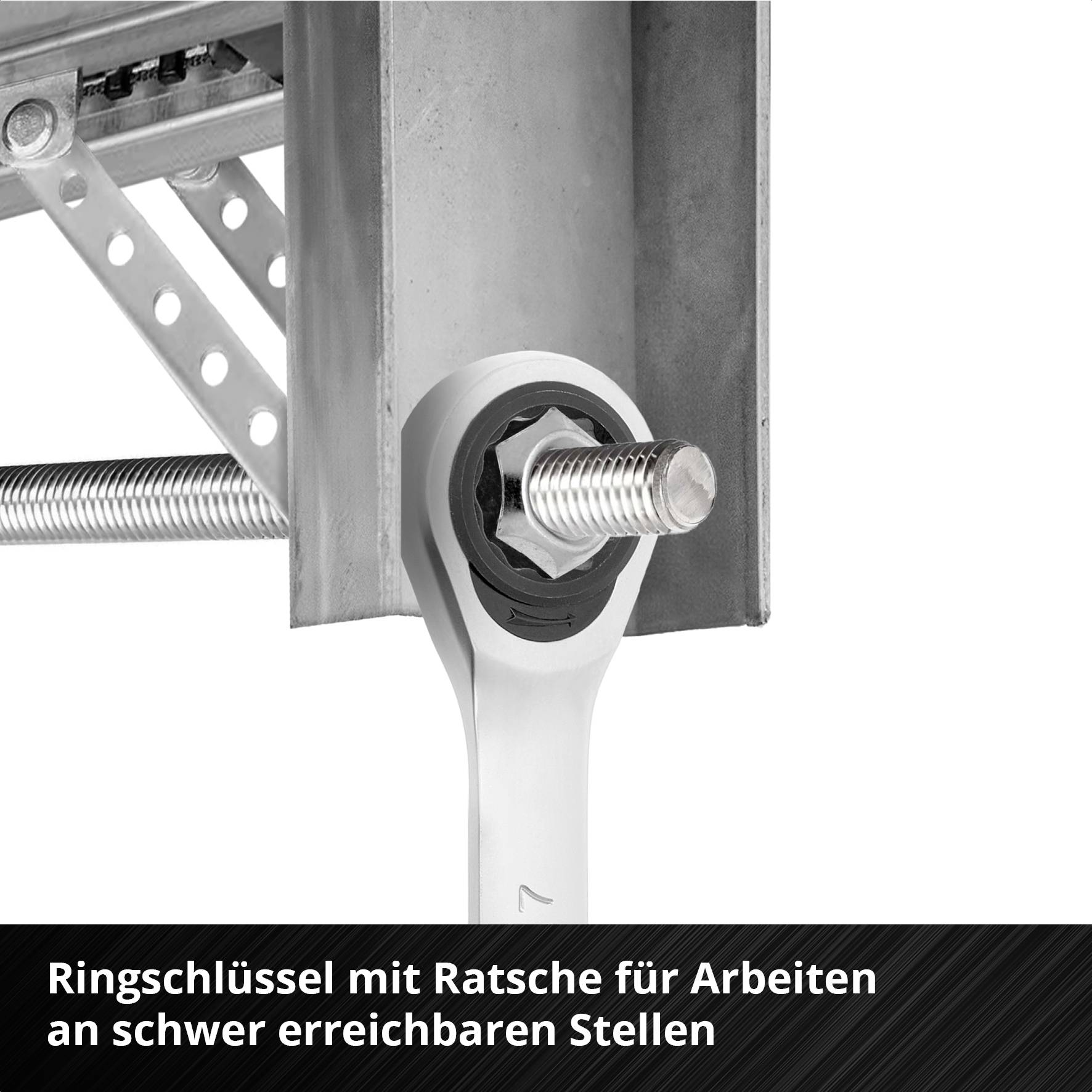 Nahaufnahme eines Schraubenschlüssels mit Ratsche, der an einer Metallstruktur befestigt ist, für Arbeiten an schwer zugänglichen Stellen.