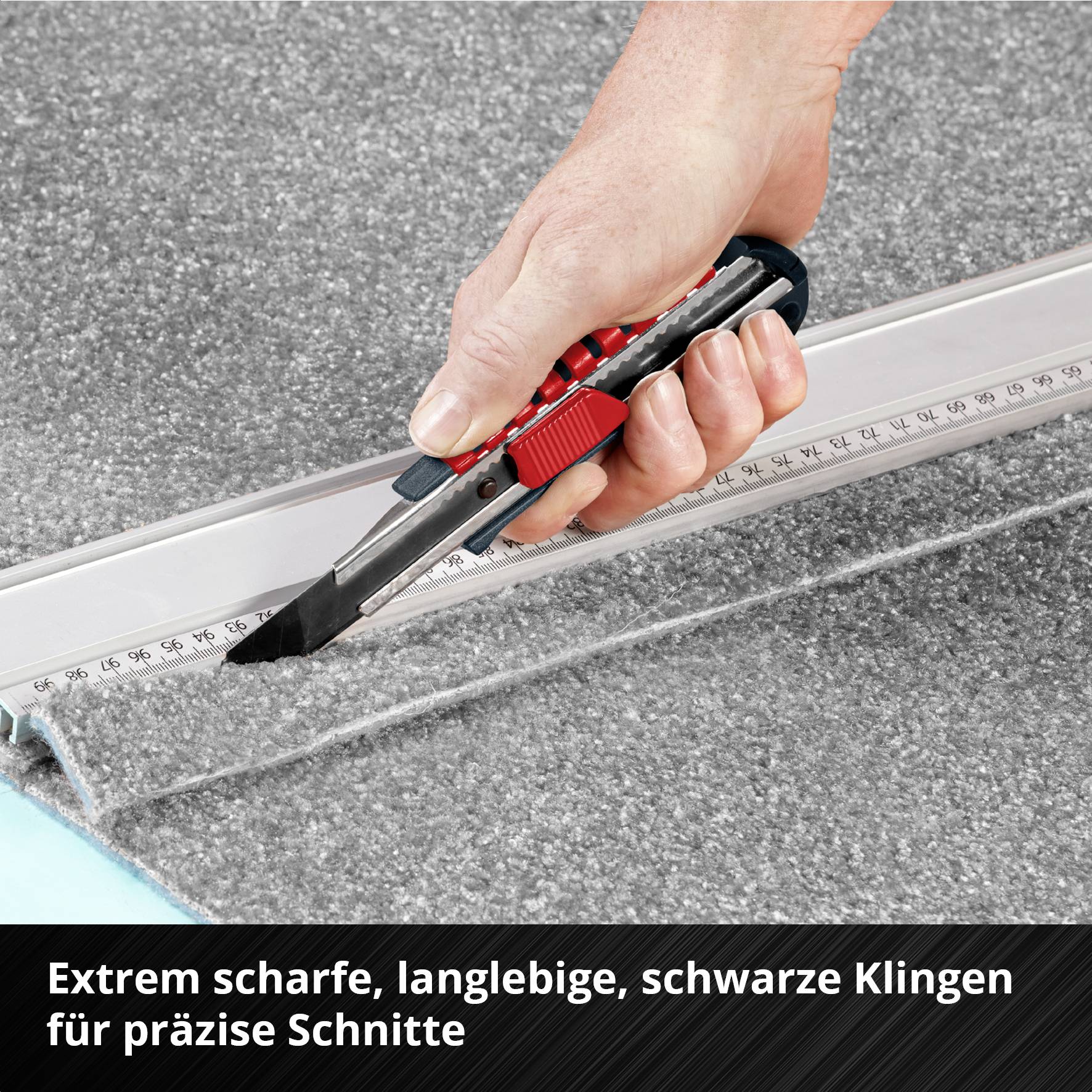Eine Hand hält ein Teppichmesser mit schwarzer Klinge, das entlang eines Lineals schneidet. Text: 'Extrem scharfe, langlebige Klingen'.