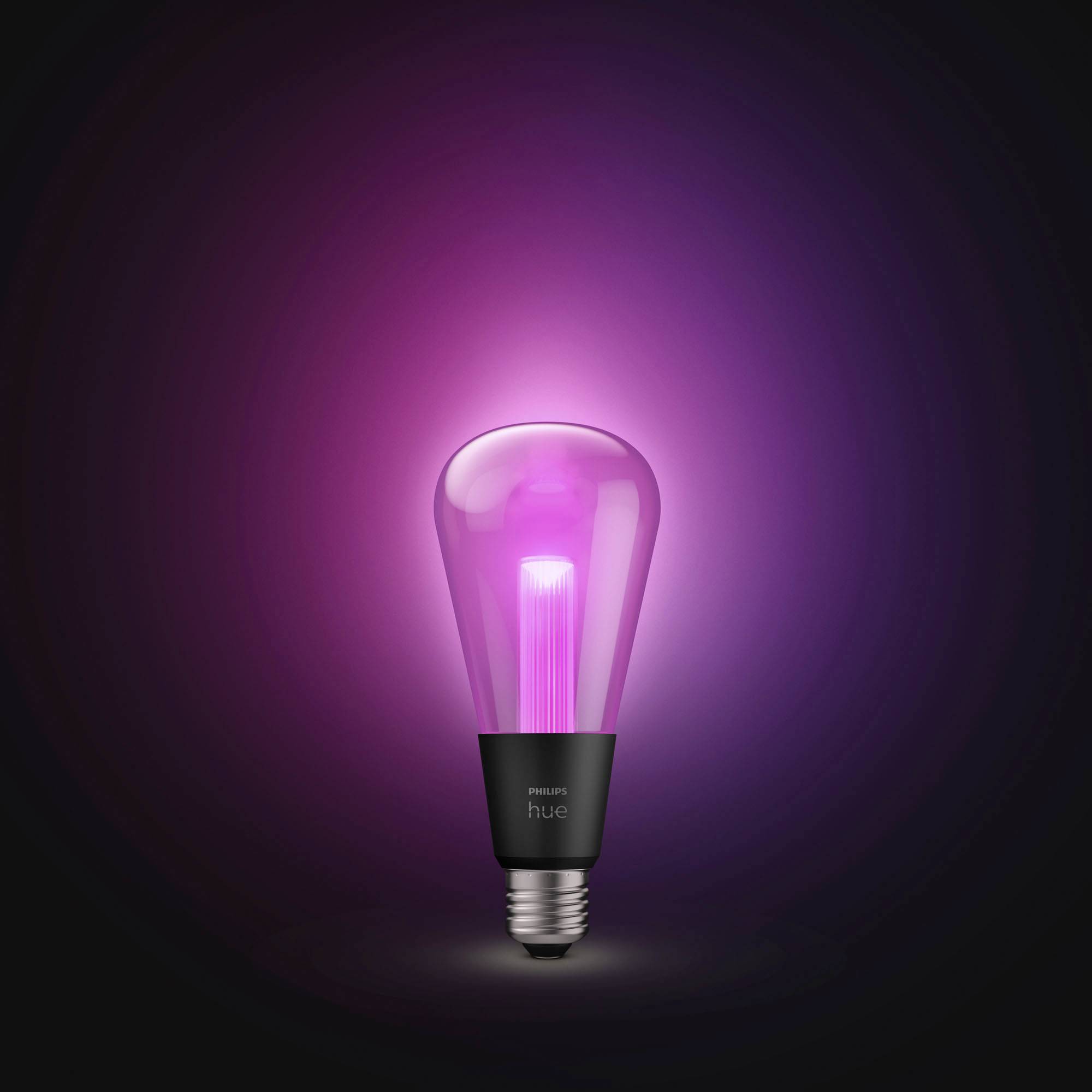 Eine LED-Glühbirne leuchtet mit violettem Licht. Sie steht vor einem dunklen Hintergrund und erzeugt eine sanfte, farbige Aura.