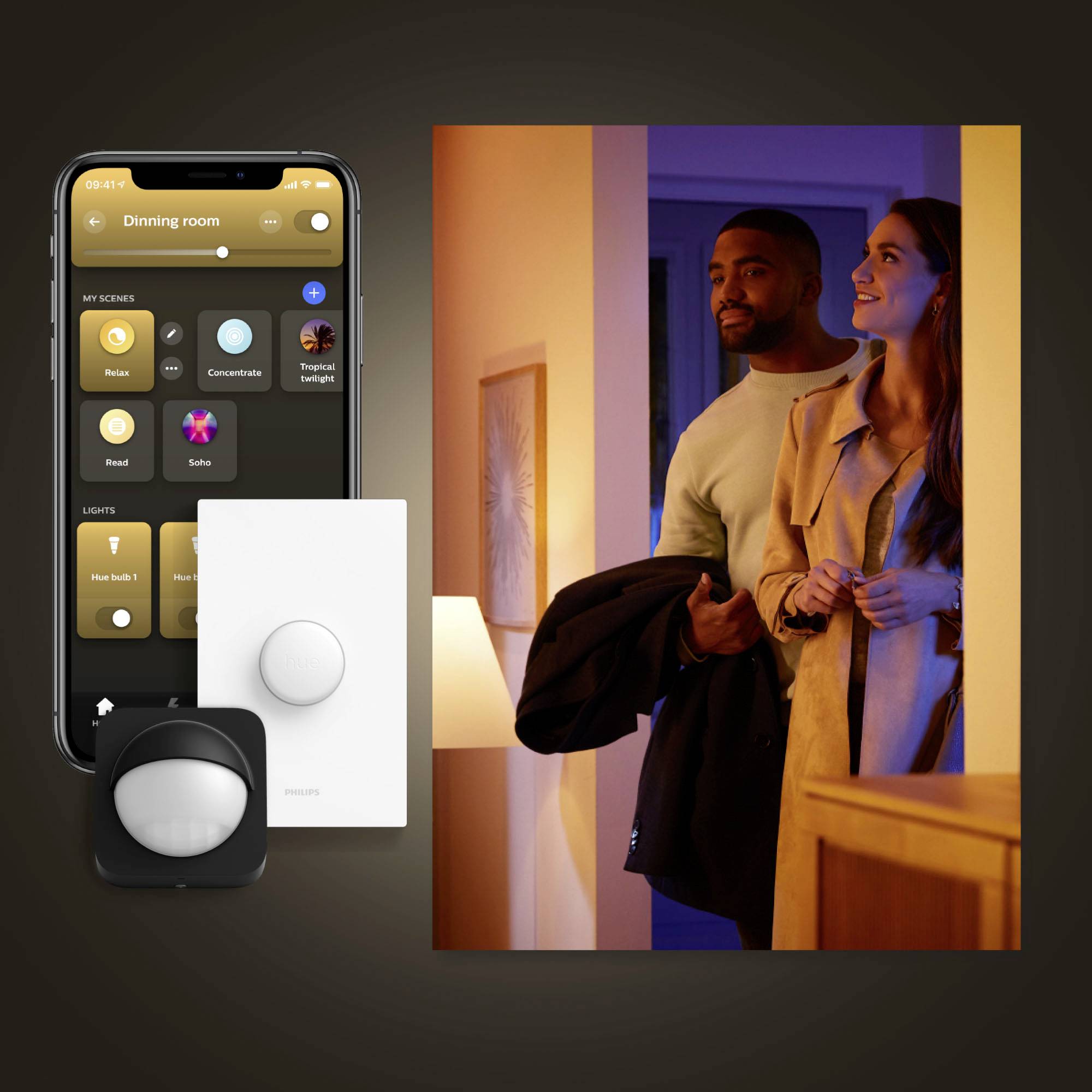 Steuerungs-App für intelligentes Zuhause auf Smartphone, daneben ein Lichtschalter. Im Hintergrund betreten zwei Personen einen Raum.