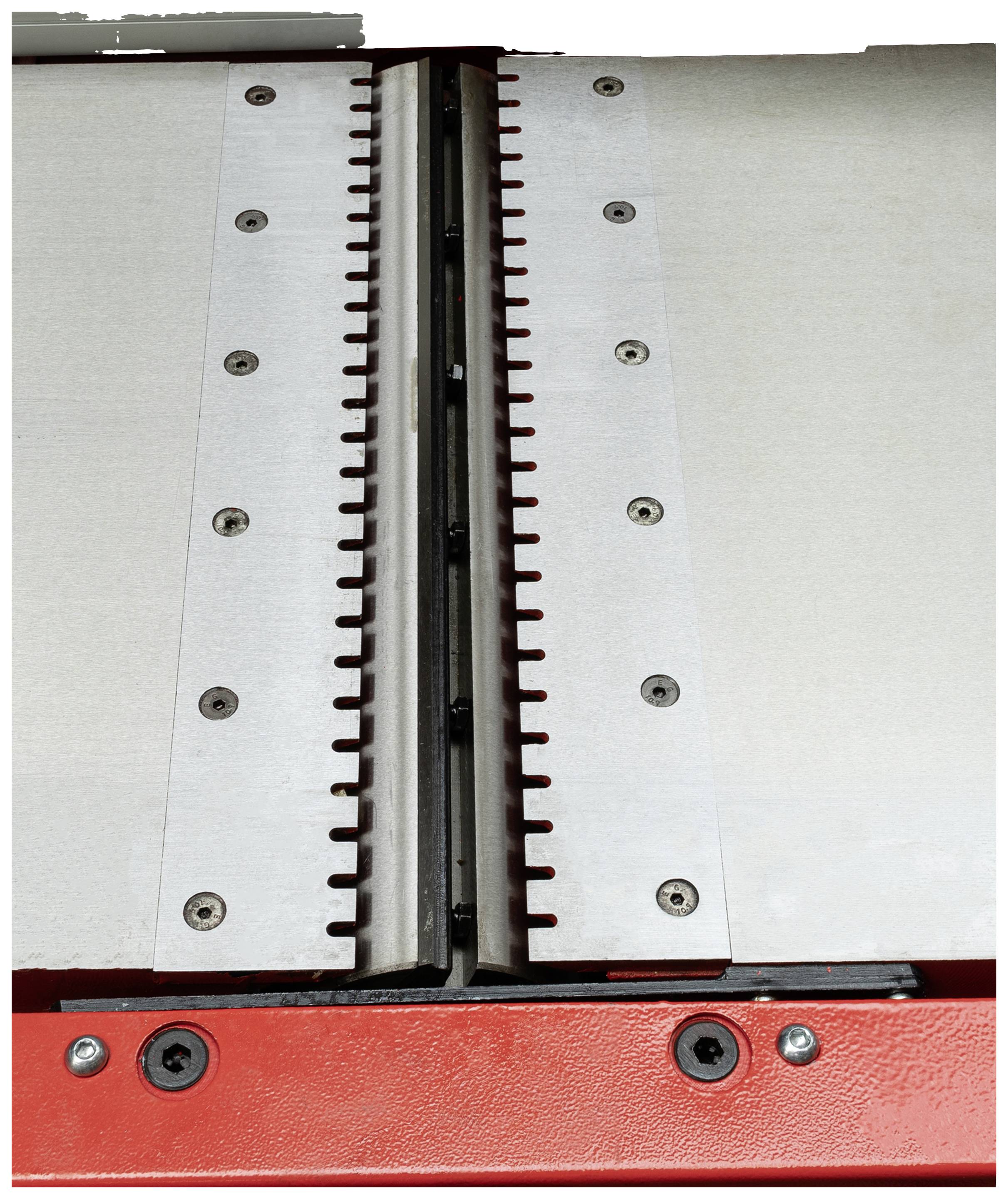 Maschine mit Metallklingen und Schrauben, möglicherweise Teil eines Schneide- oder Presswerkszeugs, auf rotem Untergrund.