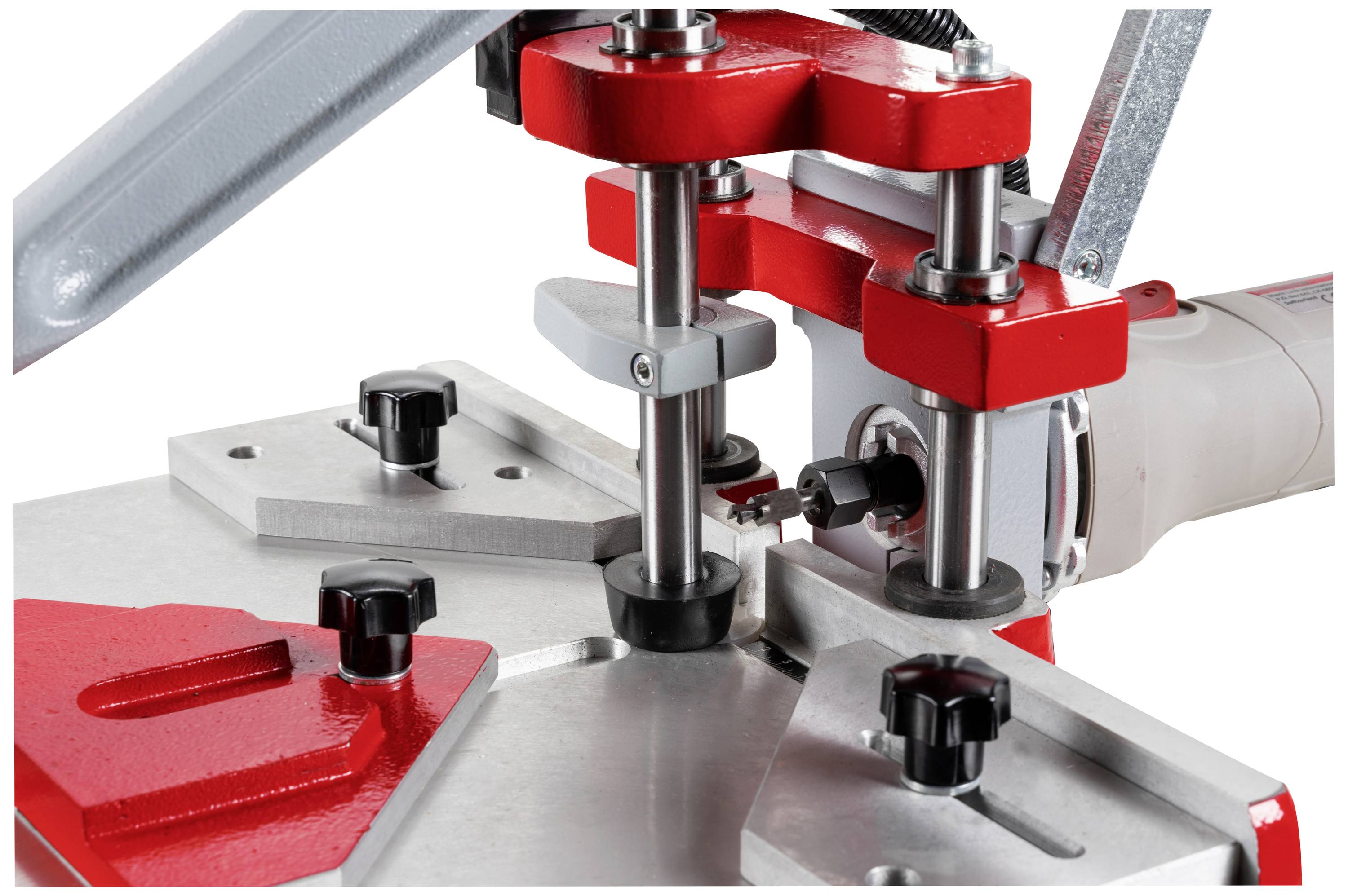 Maschine zum Bearbeiten von Metall mit roten und silbernen Komponenten, zeigt Hebel und Spannvorrichtungen für präzise Anpassungen.