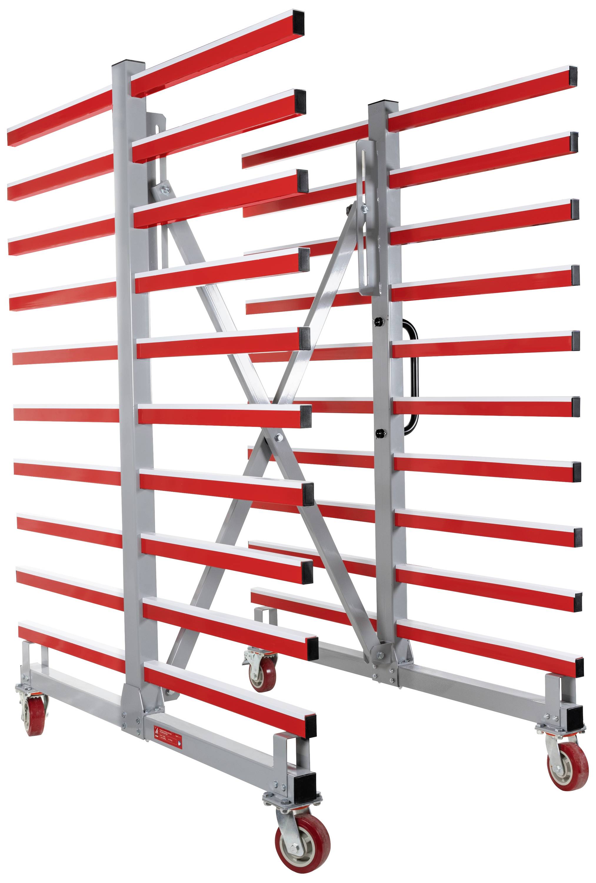 Ein Metallgestell mit mehreren horizontalen Regalen in Rot und Rollen unten. Es wird wahrscheinlich für die Lagerung verwendet.