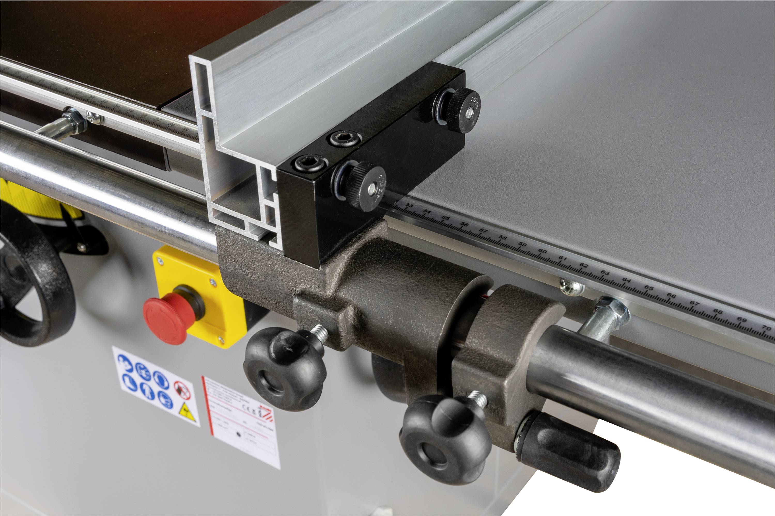 Maschinenteil mit Steuerknöpfen und Schienenführung.