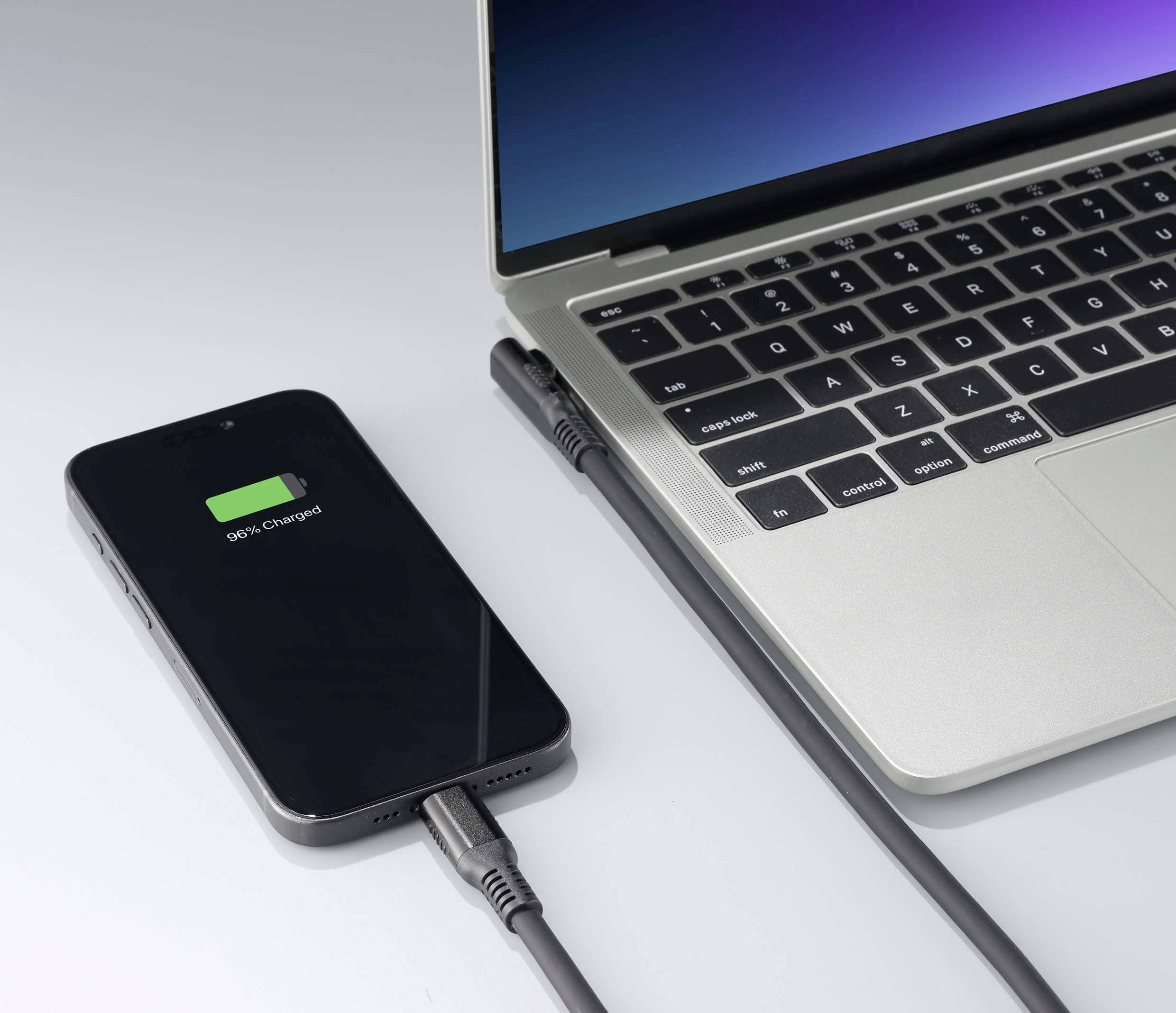 Ein Smartphone ist per Kabel mit einem Laptop verbunden und auf dem Bildschirm des Smartphones wird '94% geladen' angezeigt.