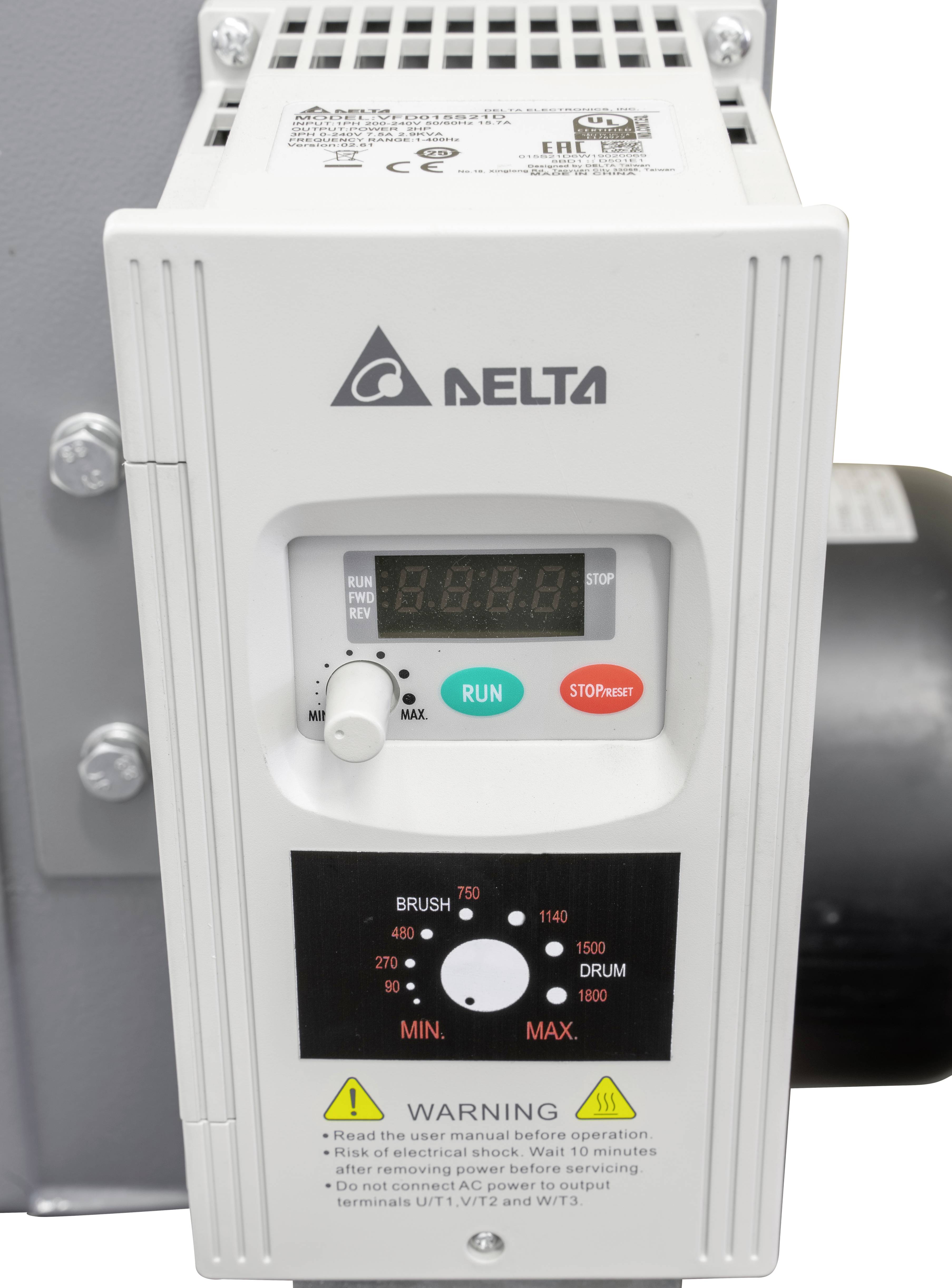 Ein weißer Delta-Industrieantrieb mit Bedienfeld. Aufkleber mit Warnhinweisen unten. Hauptsächlich verwendet zur Steuerung von Maschinen.