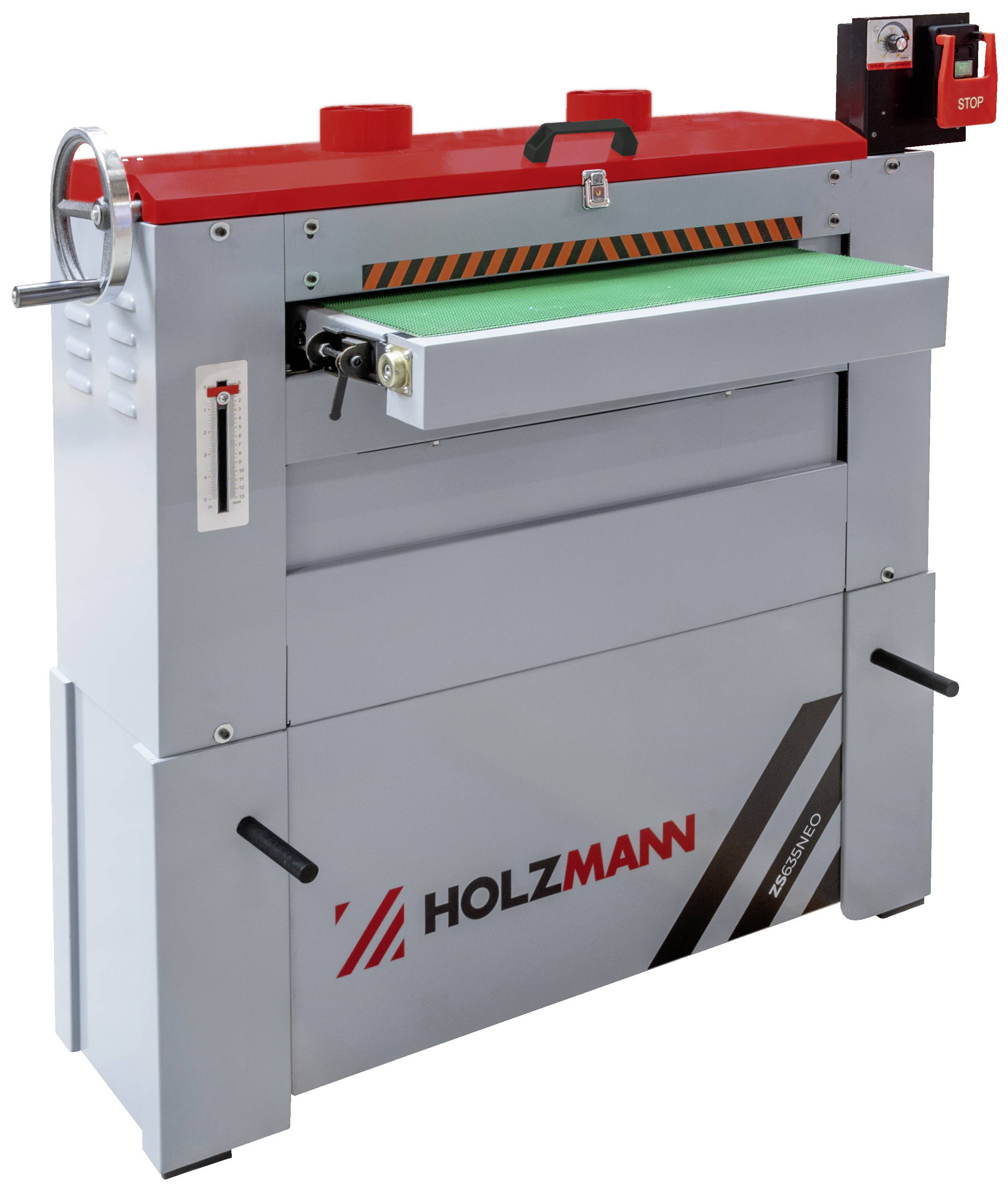 Eine Holzbearbeitungsmaschine mit roter Oberseite, grünem Förderband und einem Stoppschalter. Aufschrift: 'HOLZMANN'.