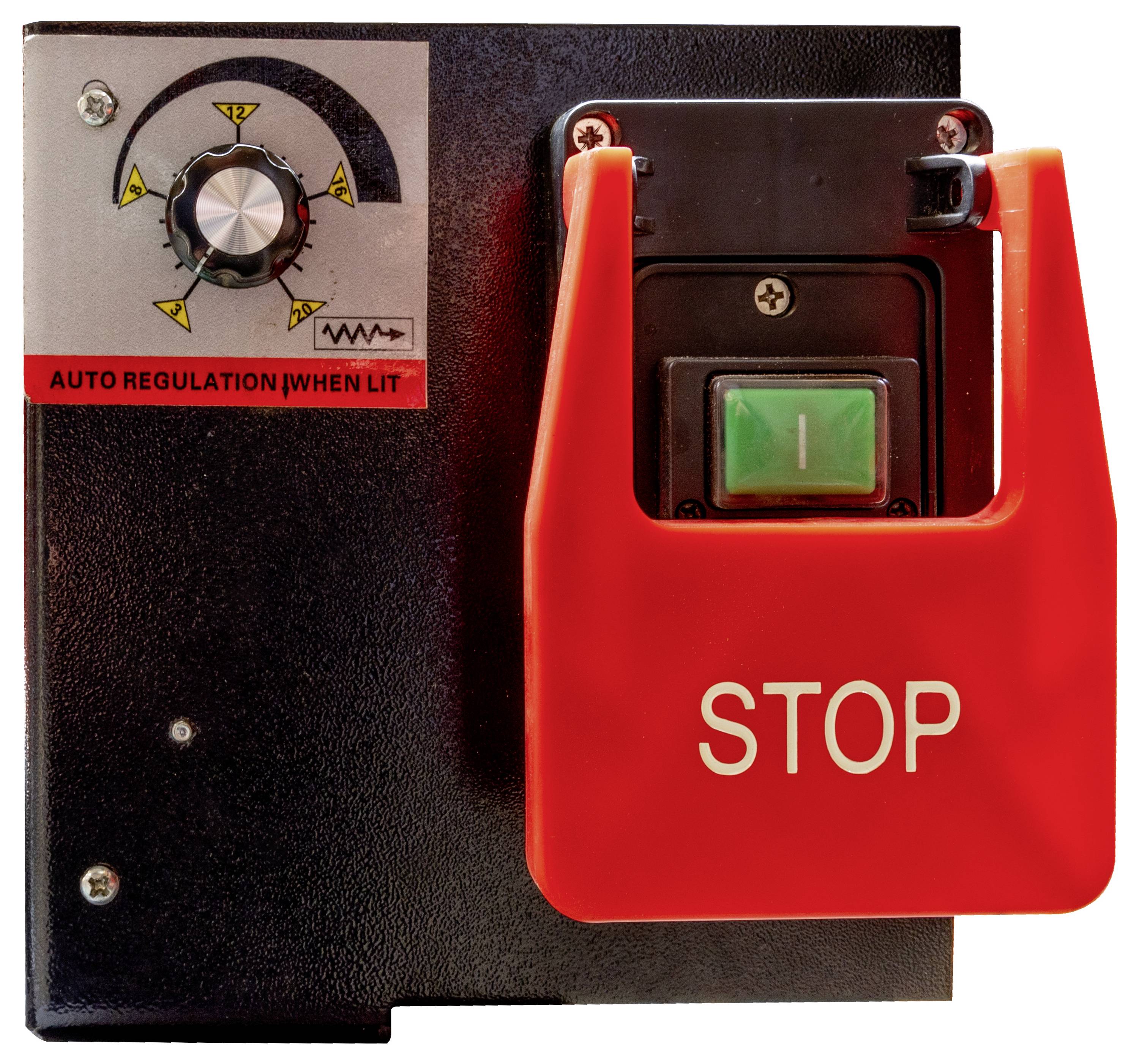 Elektronische Steuerbox mit Regler und großem roten 'STOP'-Schalter. Der Knopf zeigt eine grüne Eins, daneben ist eine Auto-Regulierung.