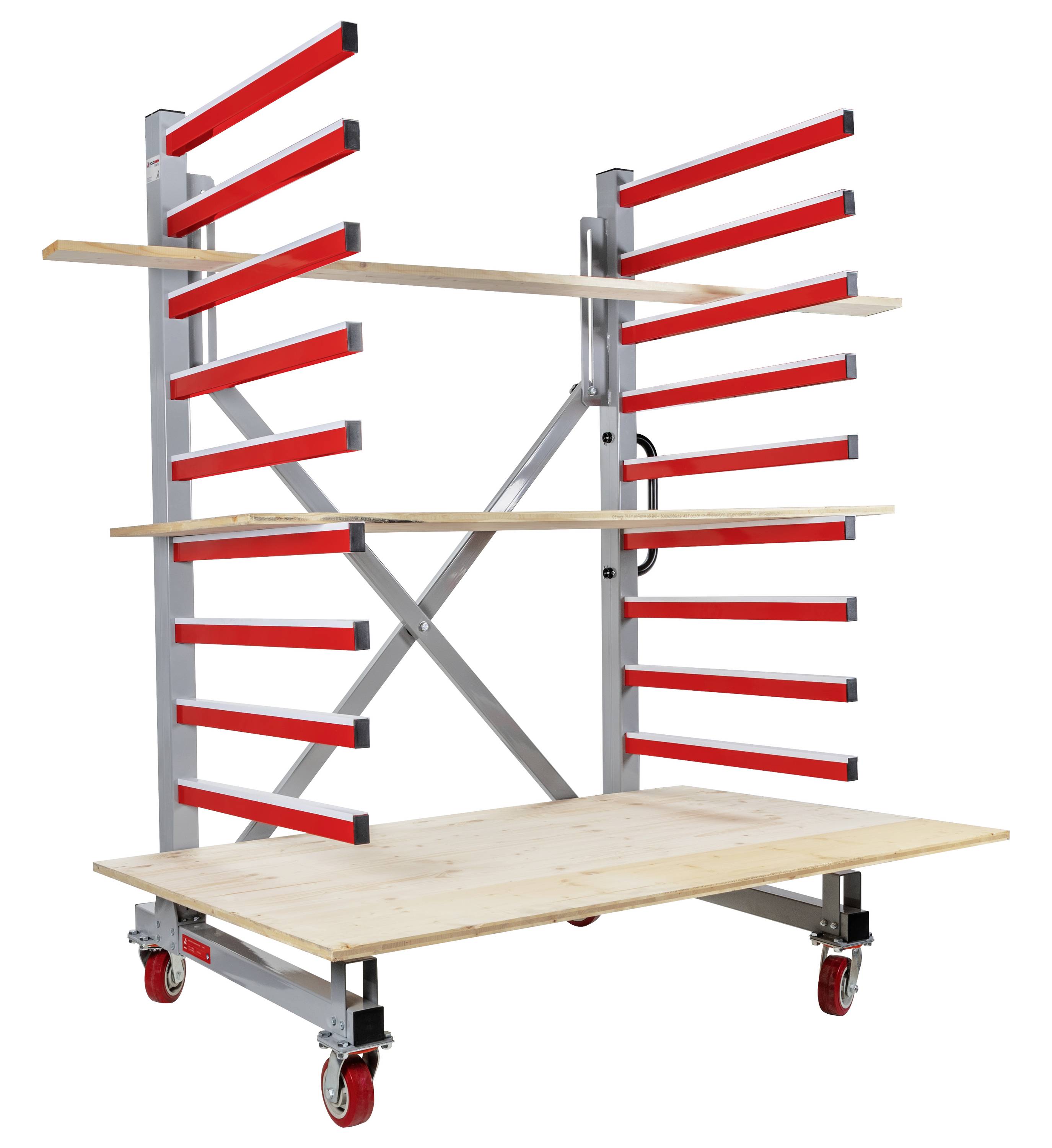 Ein mobiler Regalwagen mit Metallgestell und roten Streben, ausgestattet mit mehreren Holzablagen. Ideal zum Lagern oder Transportieren.