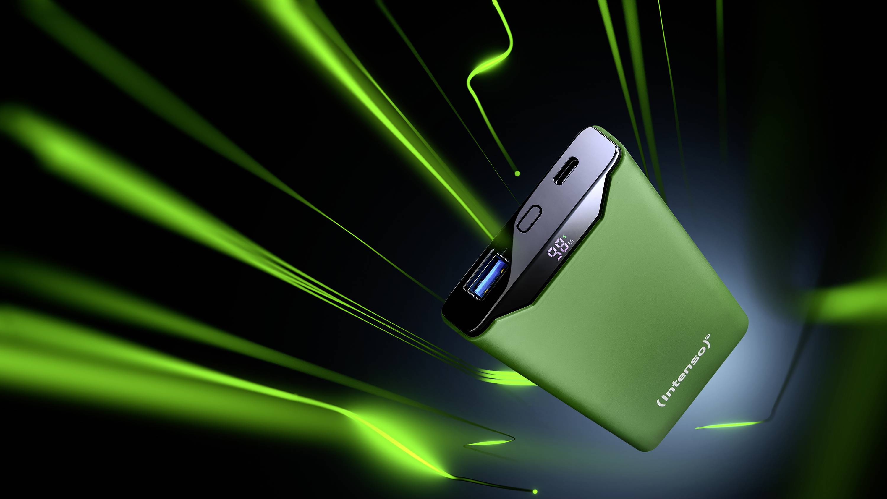 Grüne Powerbank mit einem USB-Anschluss, umgeben von dynamischen grünen Lichtlinien auf schwarzem Hintergrund.