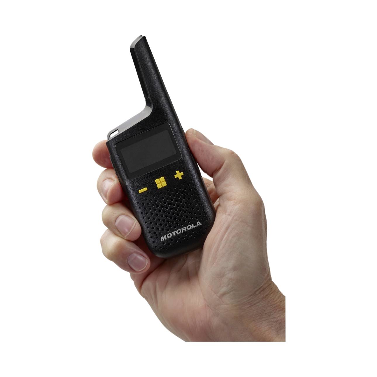 Eine Hand hält ein schwarzes Funkgerät mit gelben Tasten von Motorola.