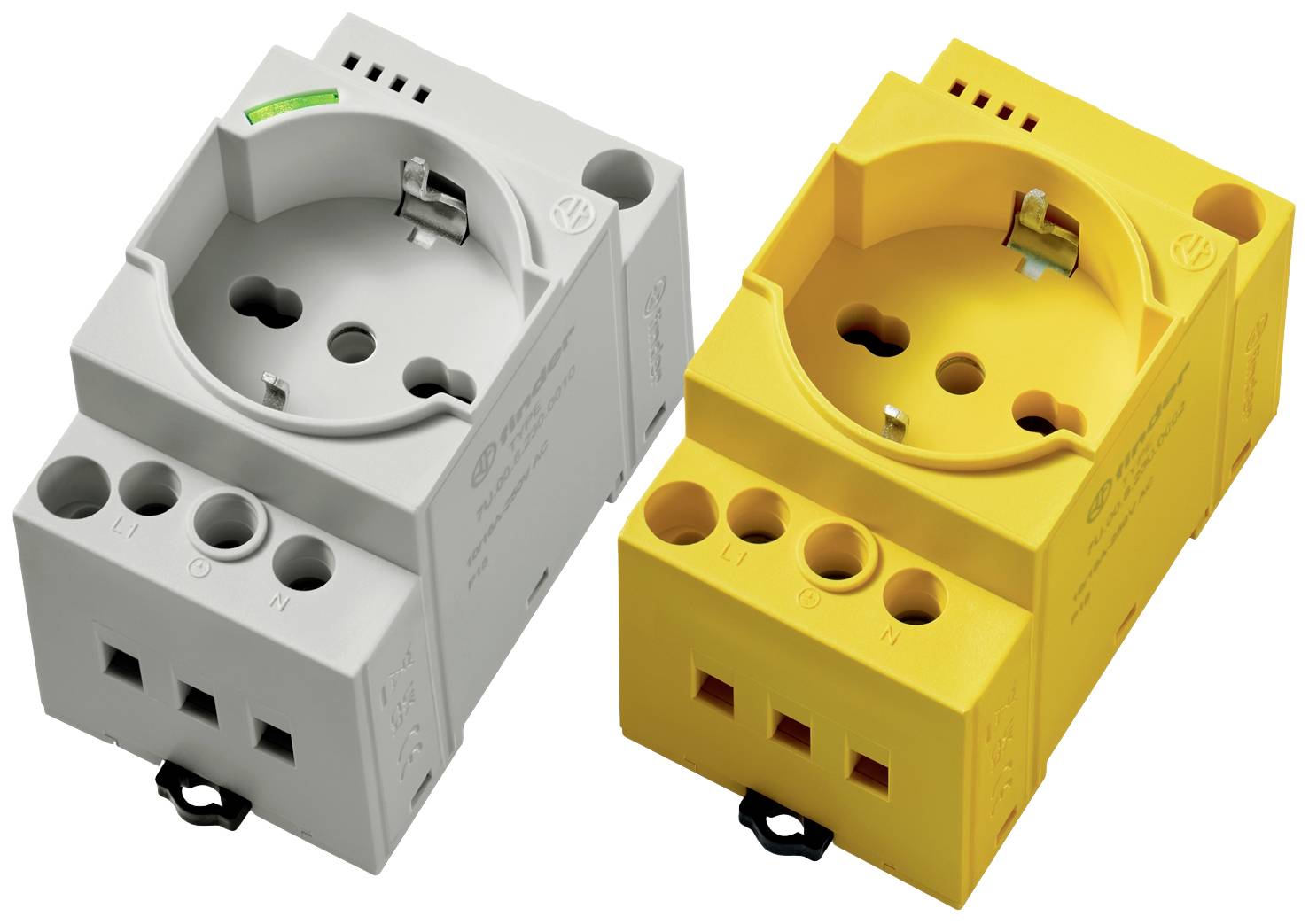 Zwei isolierte Schutzkontaktsteckdosen. Die linke ist grau und die rechte gelb. Beide haben drei Anschlüsse unten.