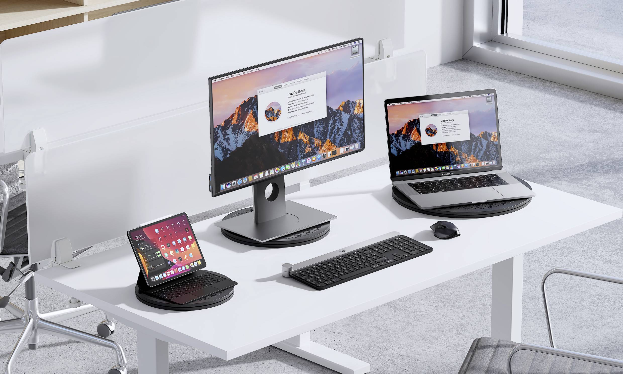 Schreibtisch mit einem Monitor, einem Laptop und einem Tablet. Alle Geräte zeigen ähnliche Inhalte. Tastatur und Maus auf dem Tisch.