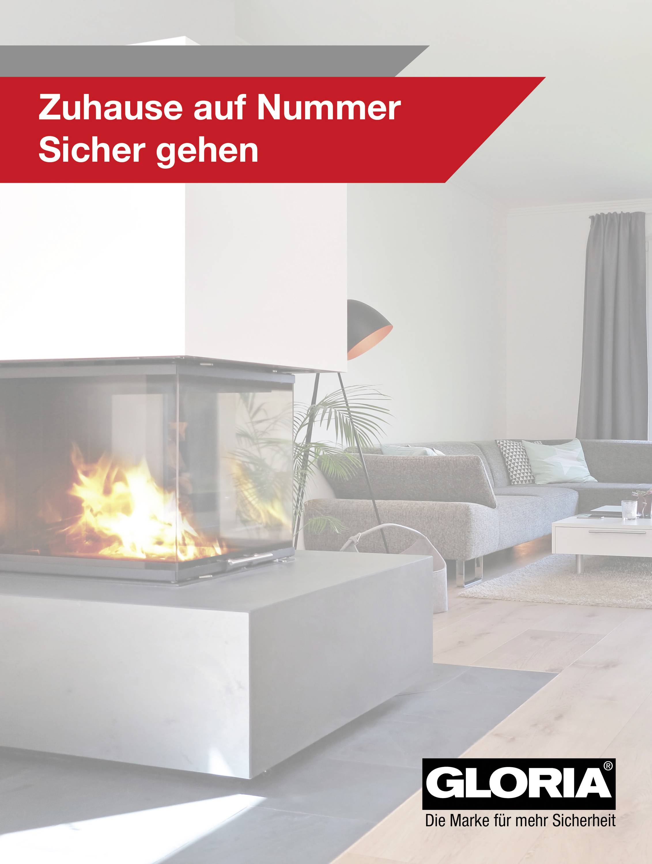 Kamin mit Feuer in modernem Wohnzimmer. Text im Bild: 'Zuhause auf Nummer Sicher gehen'. Werbung von Gloria für Sicherheit.