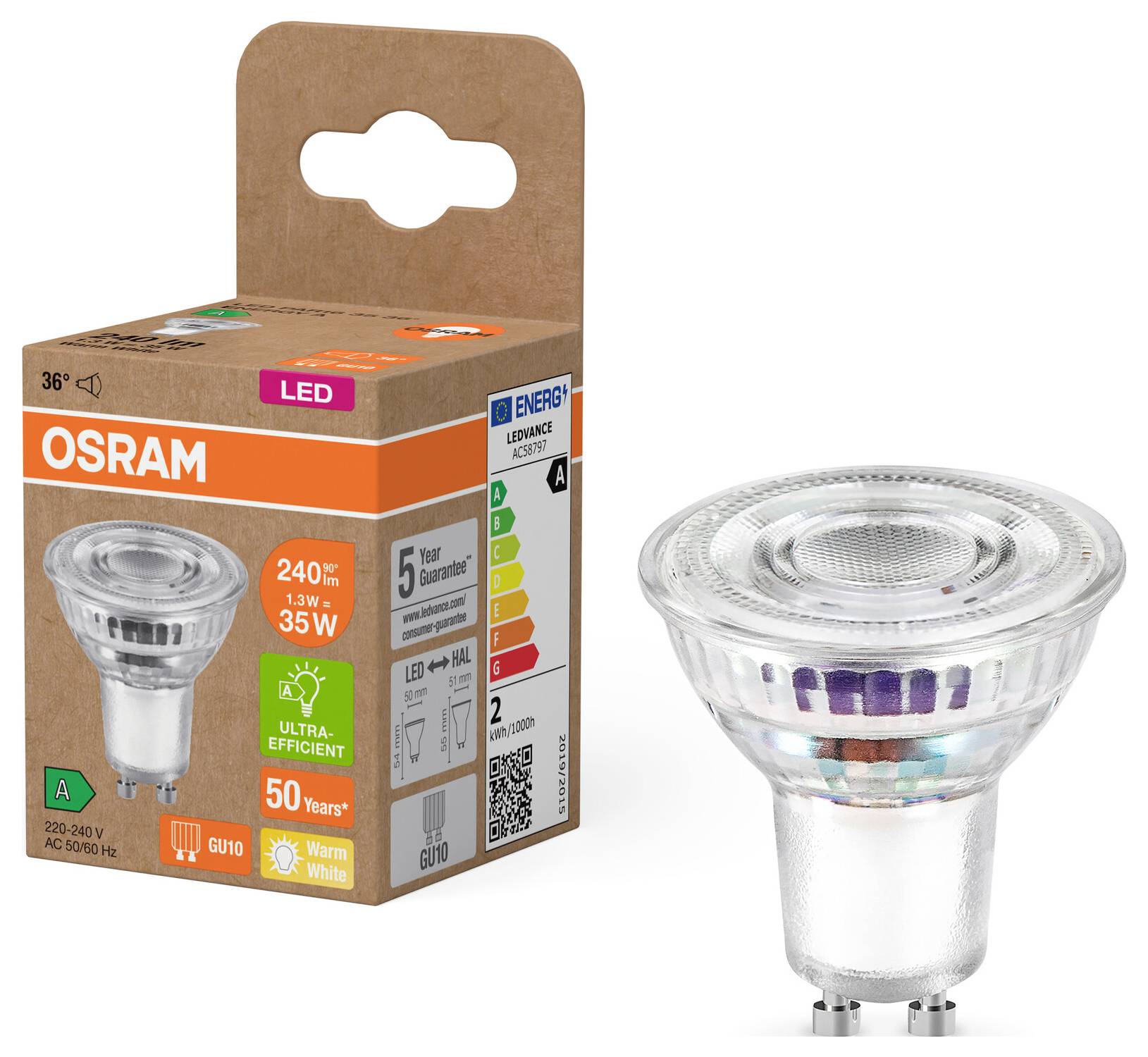 LED-Glühbirne von Osram neben der entsprechenden Verpackung. Verpackung zeigt Energieeffizienzklasse, Helligkeit und Warmweiß-Farbe.