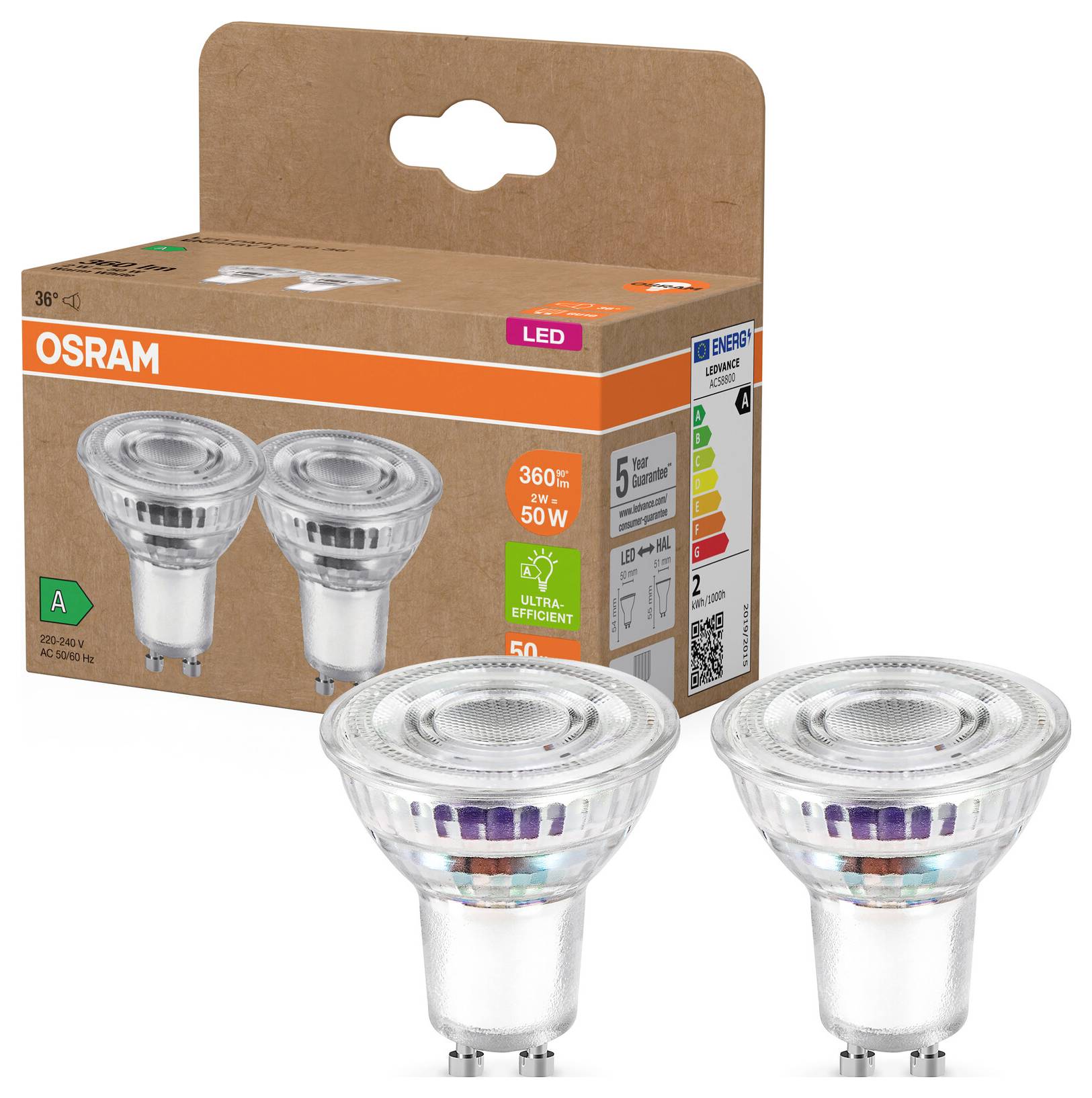 Zwei LED-Glühbirnen von OSRAM vor ihrer Verpackung. Verpackung zeigt Energieeffizienzklasse A und Energieeinsparungen im Vergleich zu herkömmlichen 50W-Birnen.