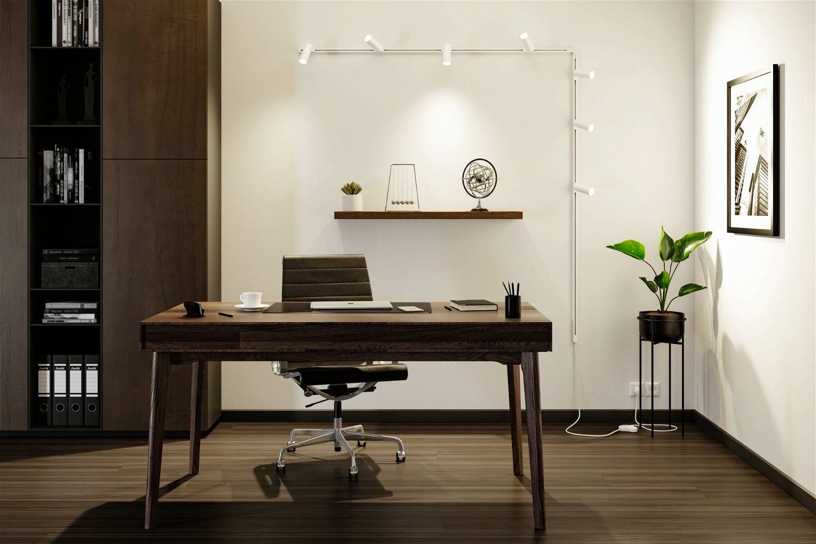 Ein modernes Homeoffice mit einem dunklen Holzschreibtisch, einem schwarzen Stuhl, Pflanzen, Wandkunst und Regal im Hintergrund.