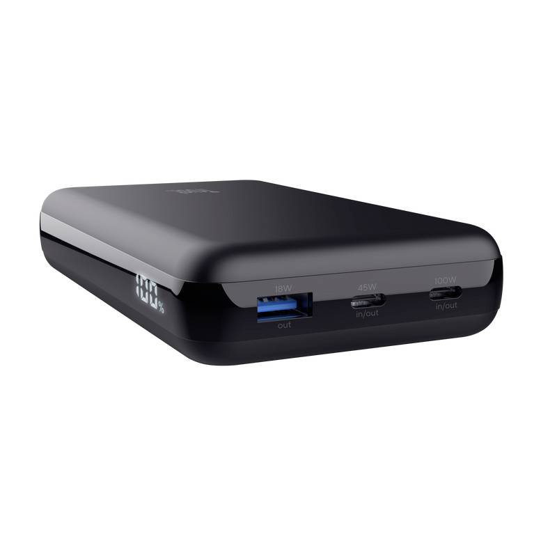 Schwarze Powerbank mit LED-Anzeige und verschiedenen Anschlüssen, darunter USB und USB-C. Geeignet zum Laden elektronischer Geräte.