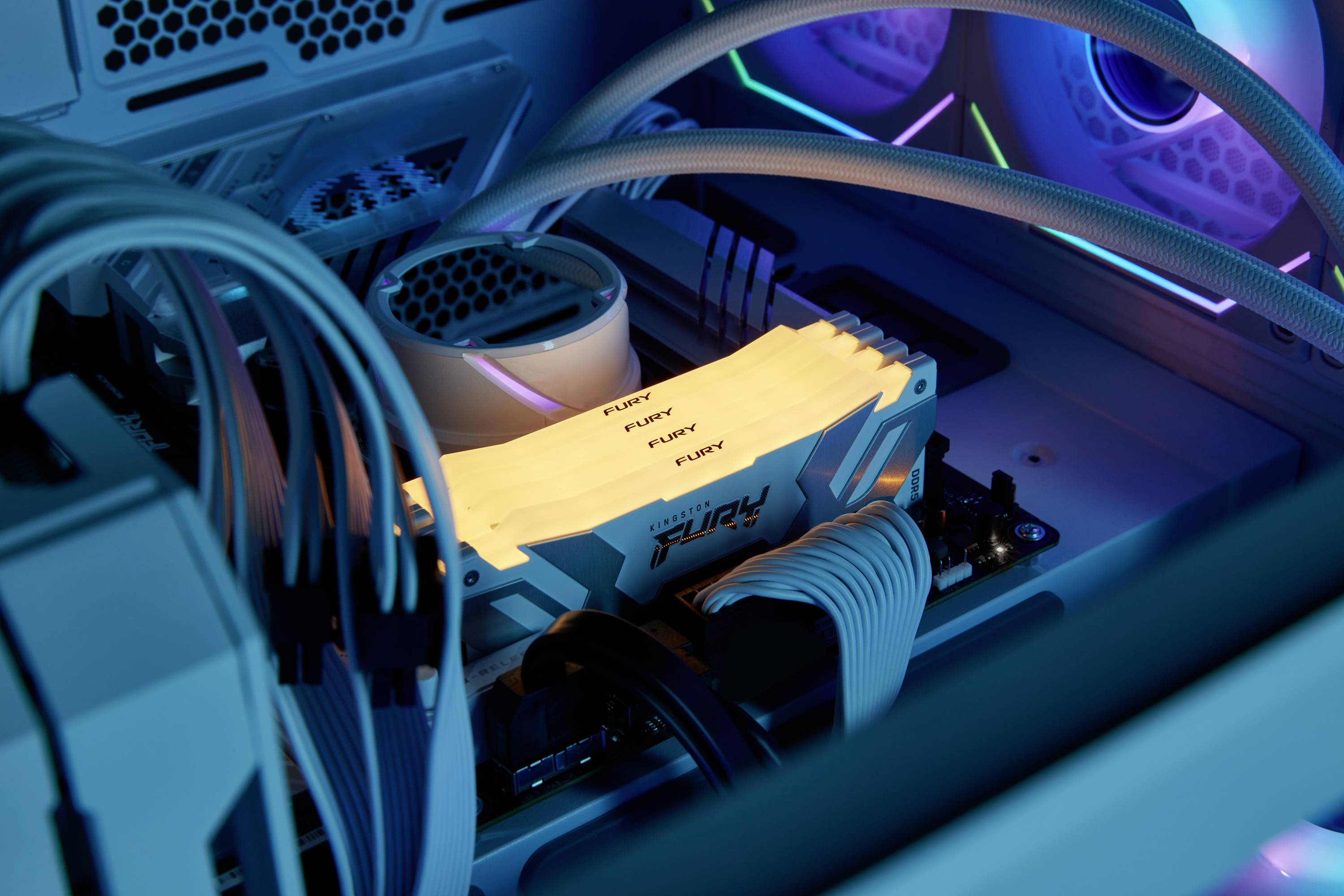 Ein Computergehäuse mit geöffnetem Seitenteil zeigt beleuchtete RAM-Module und Kabelmanagement im Inneren.