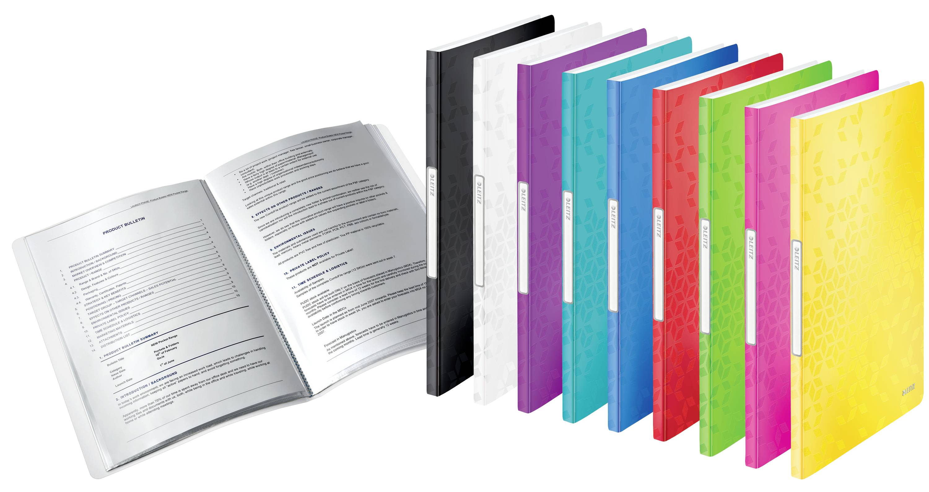 Sieben bunte Dokumentenmappen stehen aufrecht, daneben ein geöffnetes Handbuch mit sichtbarem Text.