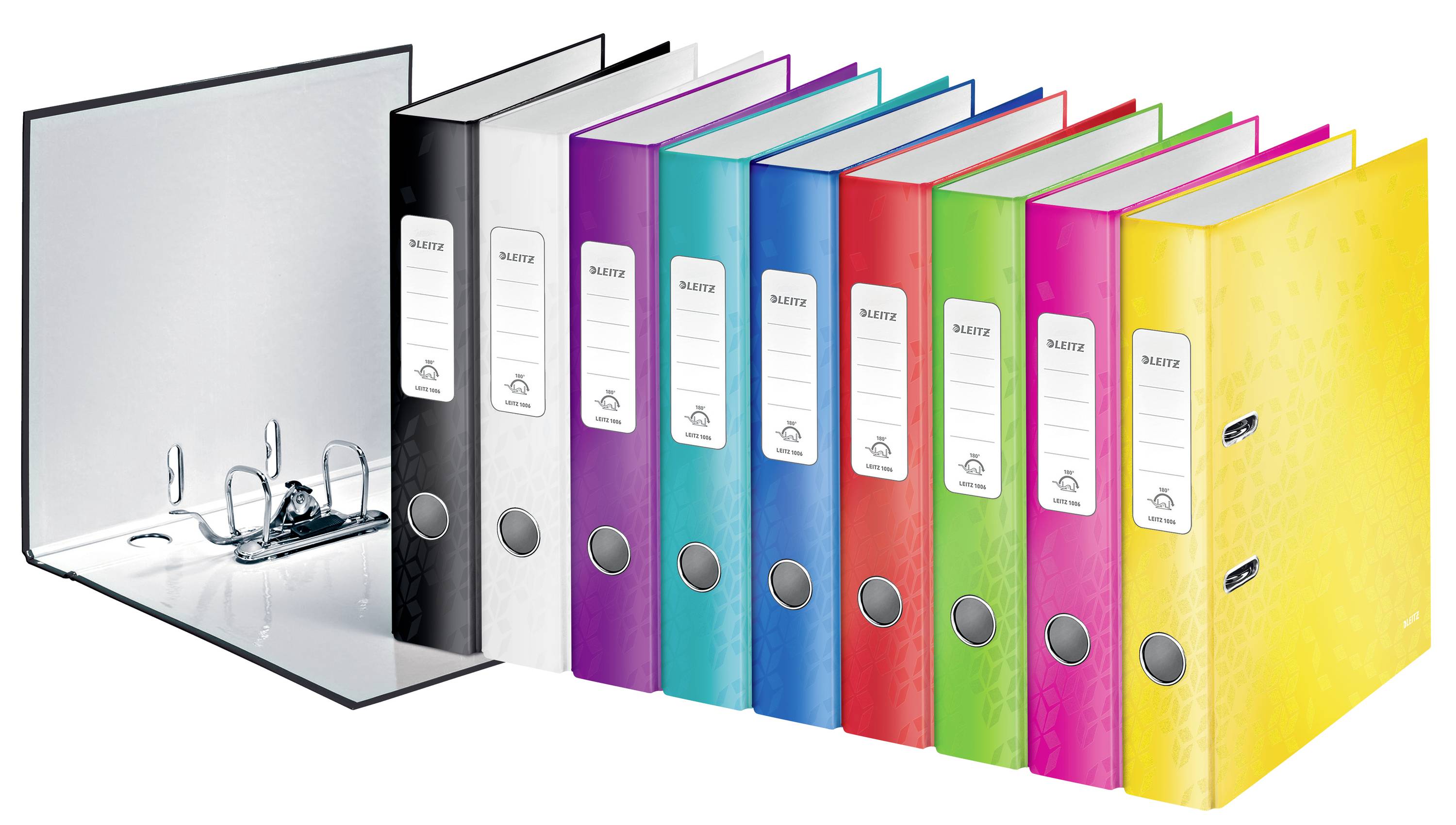 Neun bunte Ordner in einer Reihe, mit einem offenen schwarzen Ordner vorne. Jeder Ordner hat ein Etikett und Metallringe.